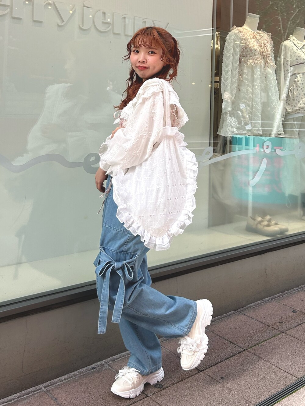 「merry jenny、メリージェニー、イエベ春、骨格ウェーブ、低身長コーデ、春コーデ、デニム、おでかけコーデ、トートバッグ、ダッドスニーカー、リメイクシューズ、つけ襟、春カラー、お花見、韓国ファッション」|「merry jennyのWフリルオーバーブラウス(シャツ/ブラウス、ホワイト系)」を使った、haruさん(レディース・152cm)の春コーディネートの3枚目の写真