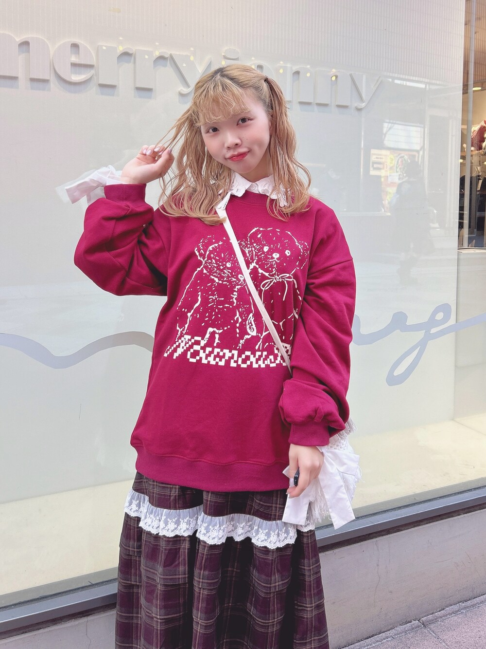 レッド系のスウェット、ホワイト系のシャツ/ブラウス、ブラウン系のスカートを着用したレディースの秋コーディネートの5枚目の写真