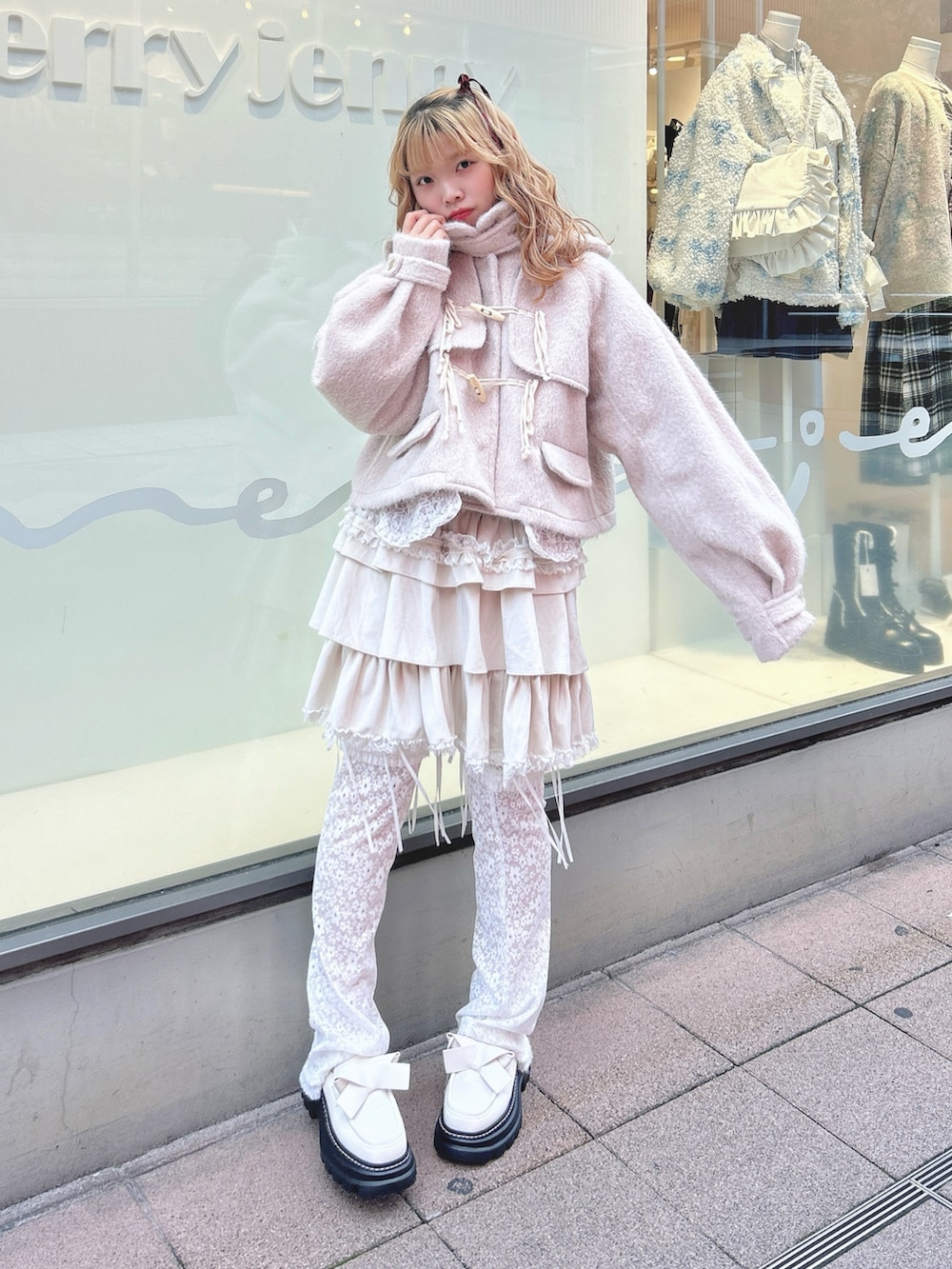 ホワイト系のスカート、ピンク系のダッフルコート、ホワイト系のカーディガン/ボレロを着用したレディースの秋コーディネートの4枚目の写真