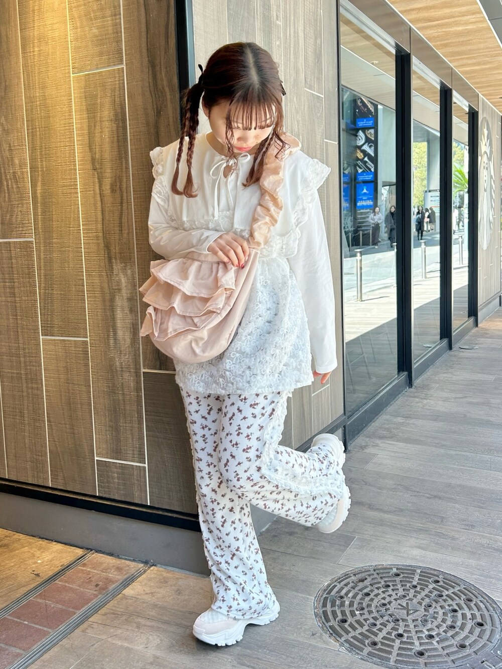 ホワイト系のTシャツ/カットソー、ピンク系のショルダーバッグ、ホワイト系のキャミソールを着用したレディースの春コーディネートの4枚目の写真