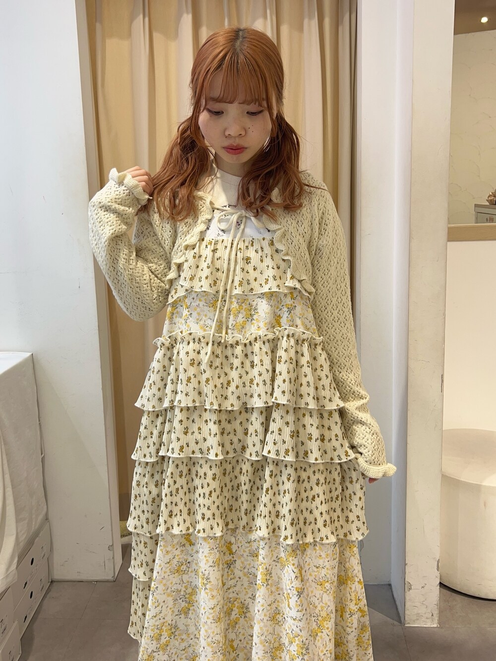 ホワイト系のカーディガン/ボレロ、ベージュ系のTシャツ/カットソー、その他のワンピースを着用したレディースの春コーディネートの4枚目の写真