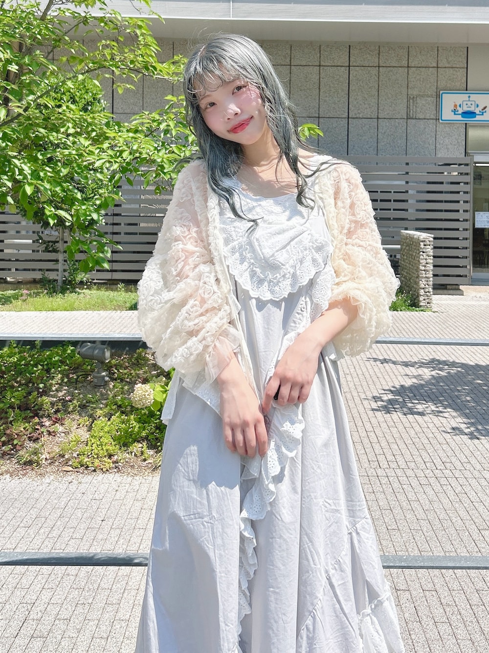 グレー系のワンピース、ホワイト系のキャミソール、ホワイト系のシャツ/ブラウスを着用したレディースの夏コーディネートの4枚目の写真