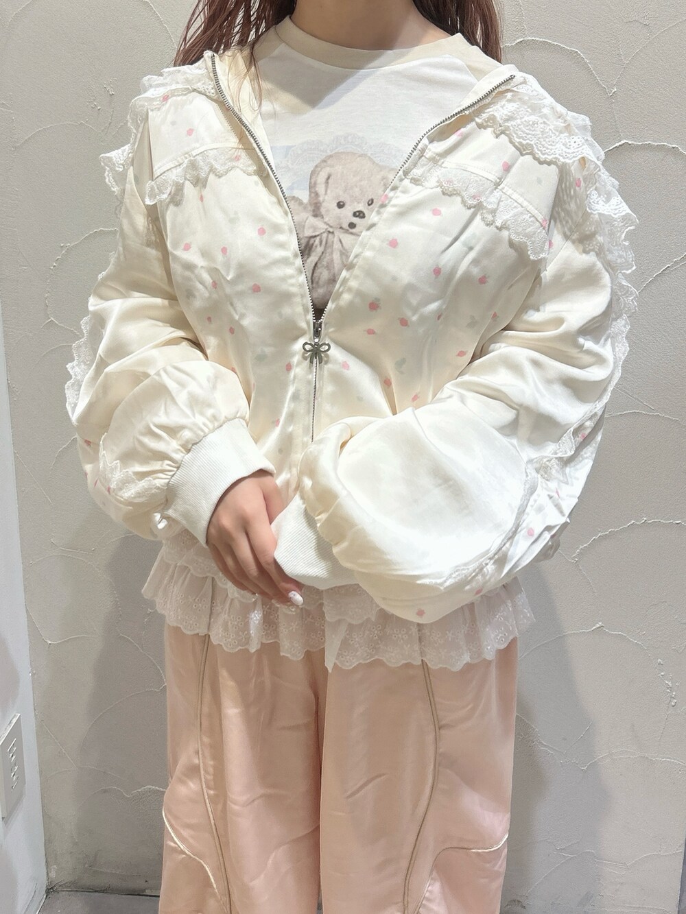 ピンク系のブルゾン、ピンク系のその他パンツ、ベージュ系のTシャツ/カットソーを着用したレディースの秋コーディネートの7枚目の写真