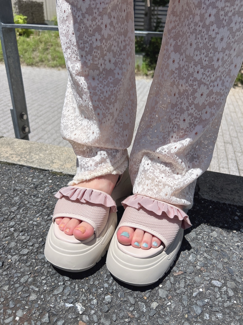 ピンク系のワンピース、ホワイト系のキャミソール、ホワイト系のその他パンツを着用したレディースの夏コーディネートの10枚目の写真