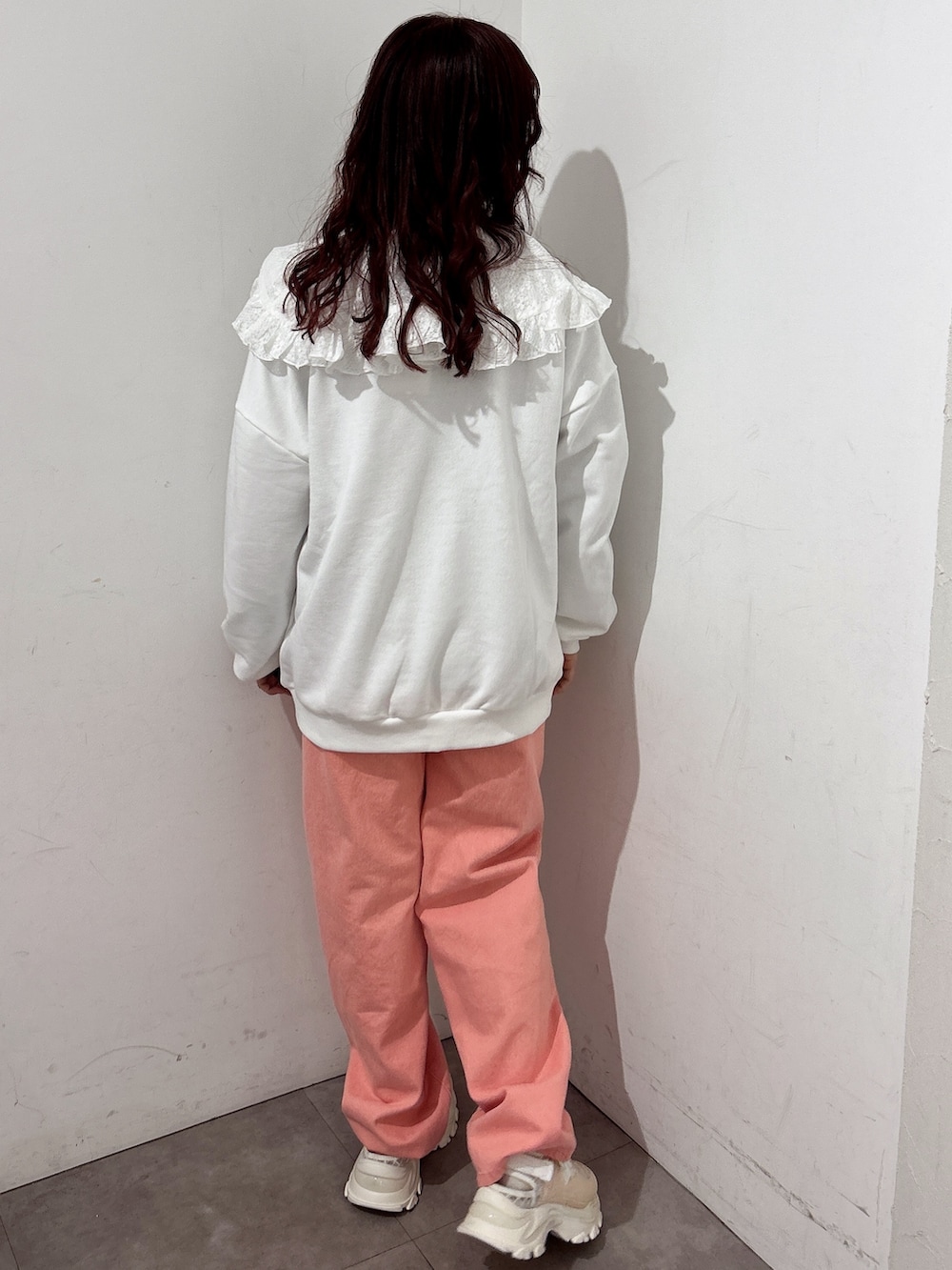 ブルー系のシャツ/ブラウス、シルバー系のショルダーバッグ、ホワイト系のスウェットを着用したレディースの冬コーディネートの7枚目の写真