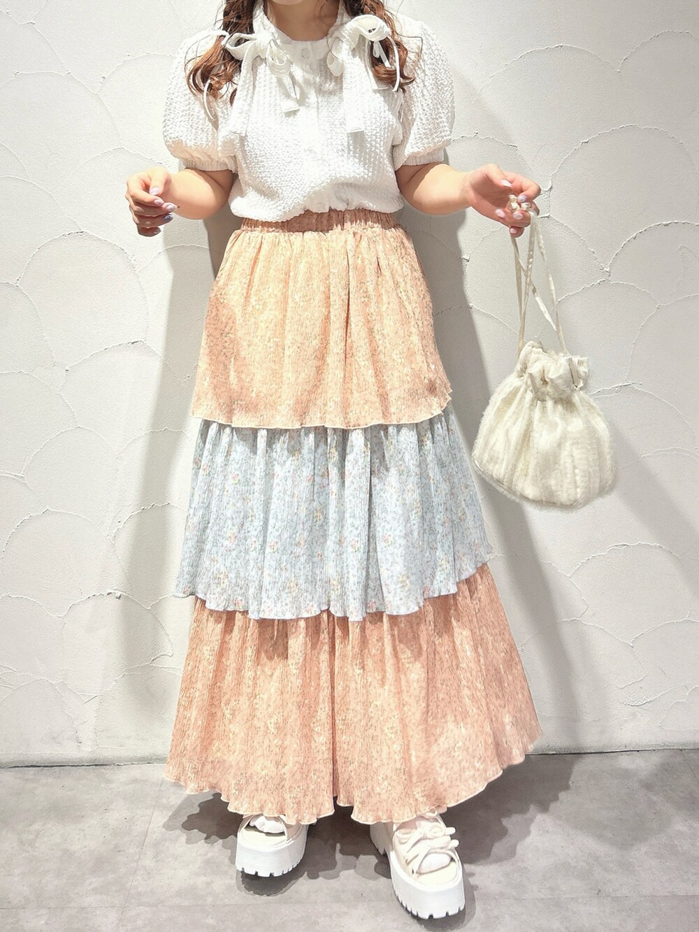 ピンク系のスカート、ホワイト系のシャツ/ブラウス、ホワイト系のショルダーバッグを着用したレディースの夏コーディネートの9枚目の写真