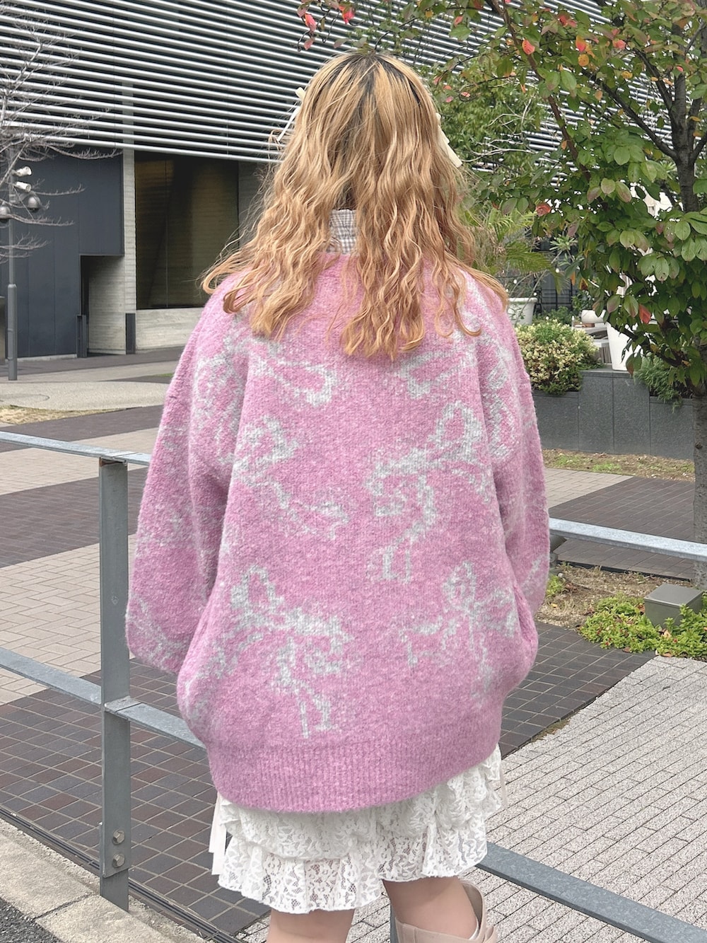 ピンク系のカーディガン/ボレロ、グレー系のシャツ/ブラウス、ホワイト系のその他パンツを着用したレディースの秋コーディネートの5枚目の写真