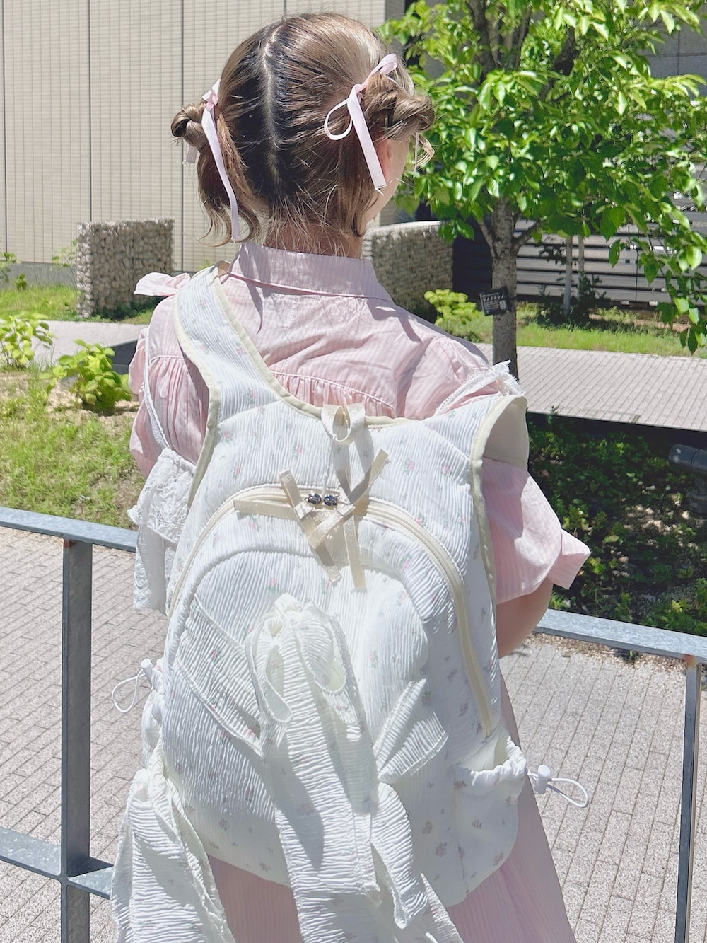 ピンク系のワンピース、ホワイト系のキャミソール、ホワイト系のその他パンツを着用したレディースの夏コーディネートの7枚目の写真