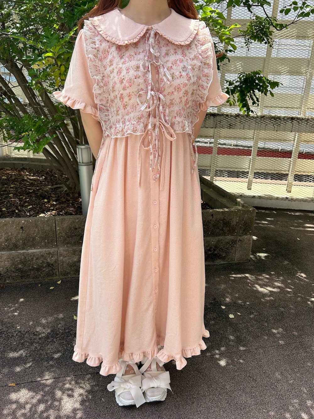 ピンク系のワンピース、ホワイト系のサンダル、ホワイト系の付け襟を着用したレディースの夏コーディネートの8枚目の写真