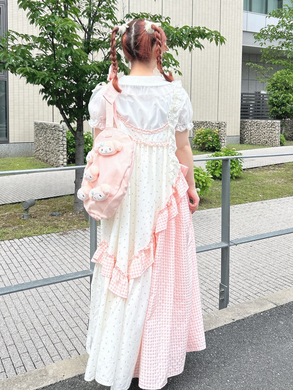 ピンク系のワンピース、ホワイト系のシャツ/ブラウス、ホワイト系のサンダルを着用したレディースの春コーディネートの2枚目の写真