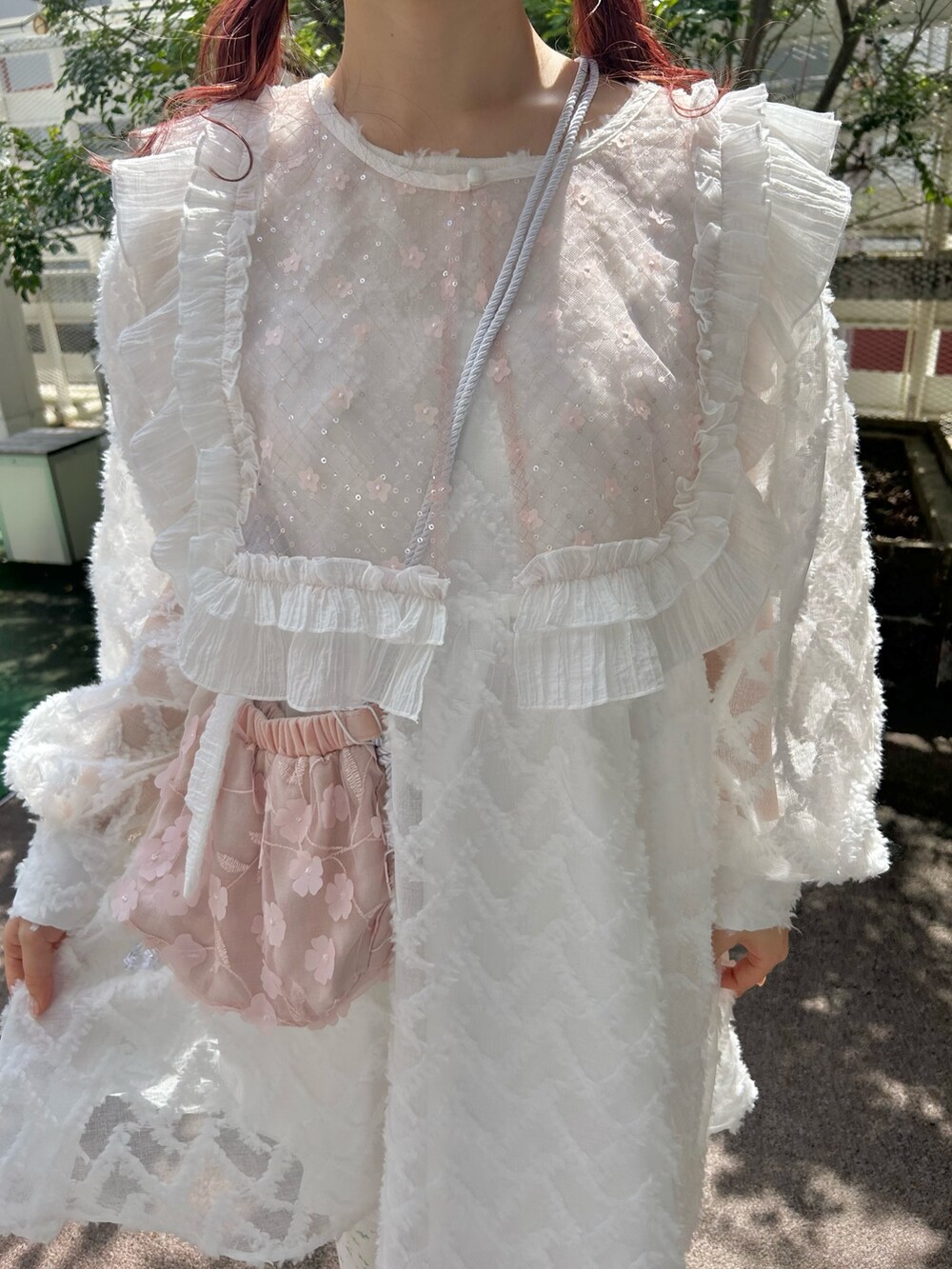 ホワイト系のカーゴパンツ、ホワイト系のワンピース、ピンク系のサンダルを着用したレディースの春コーディネートの6枚目の写真