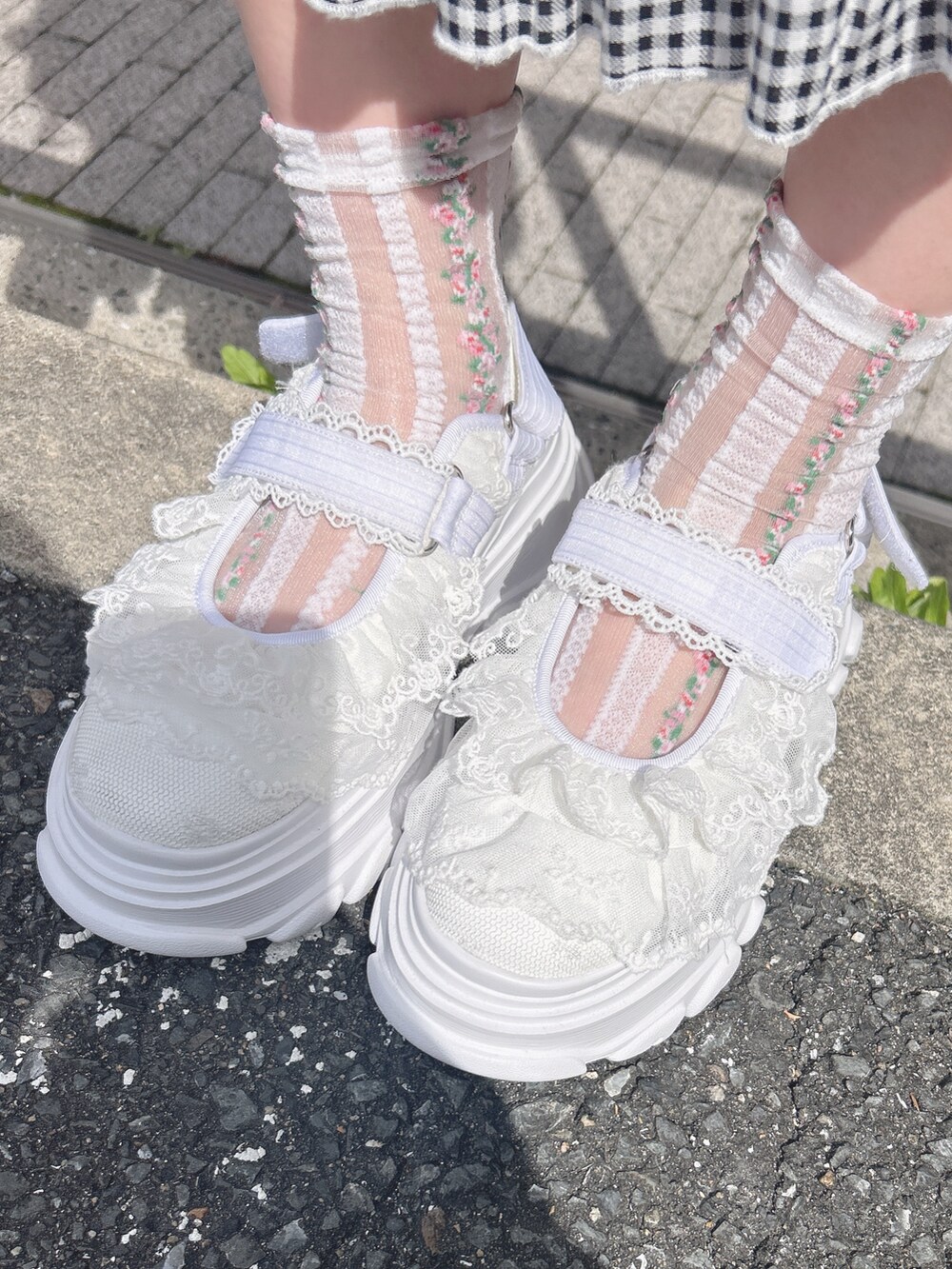 その他のワンピース、ホワイト系のシャツ/ブラウス、ホワイト系のサンダルを着用したレディースの春コーディネートの10枚目の写真