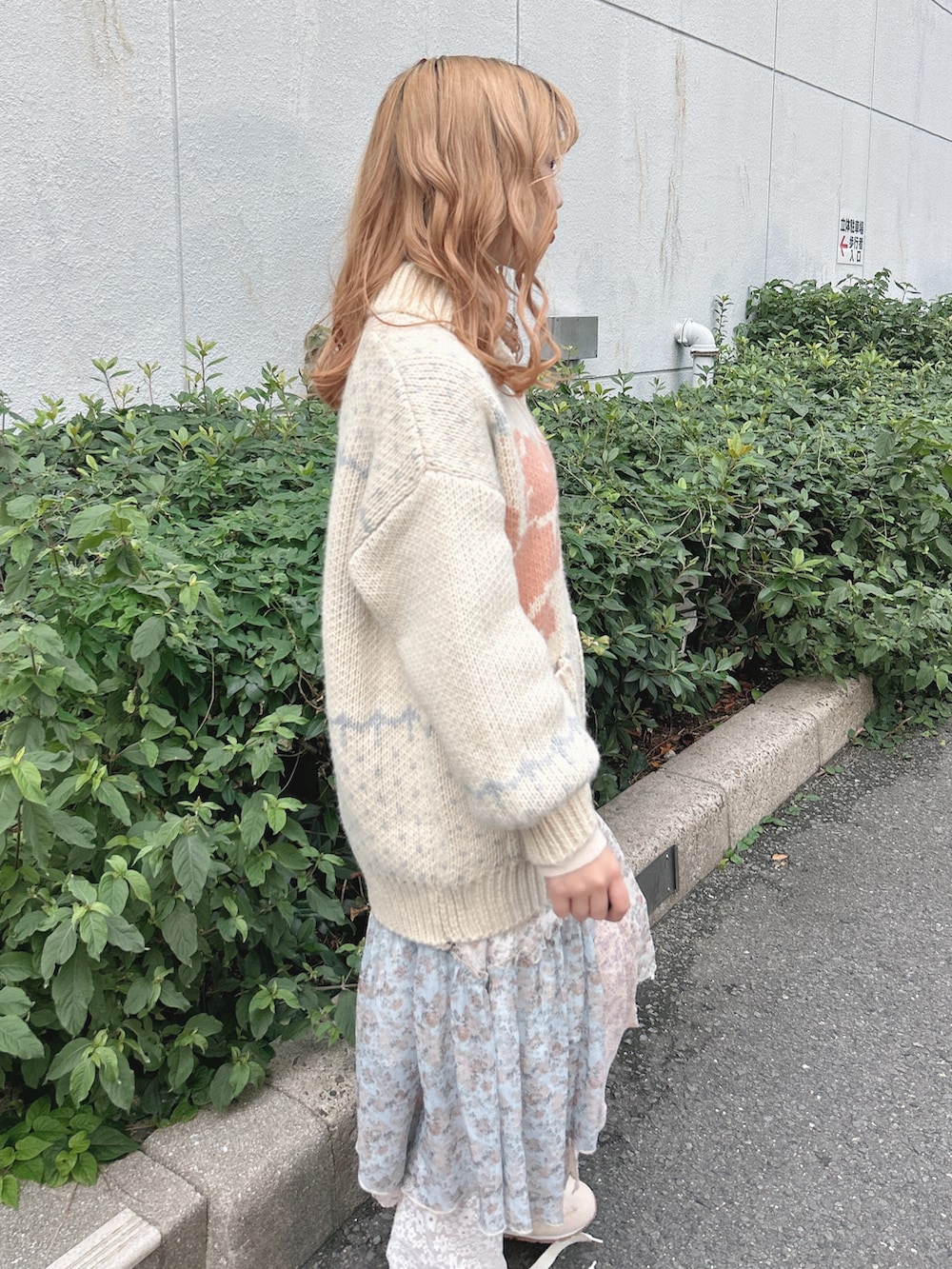 ホワイト系のカーディガン/ボレロ、ホワイト系のニット/セーター、ホワイト系のスカートを着用したレディースの秋コーディネートの7枚目の写真