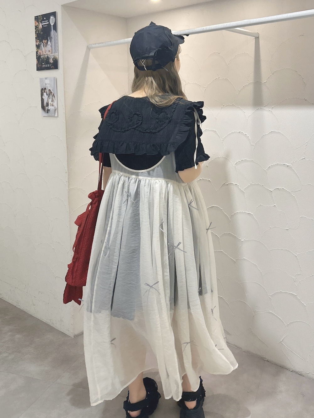 ホワイト系のワンピース、ブラック系のワンピース、レッド系のトートバッグを着用したレディースの夏コーディネートの4枚目の写真