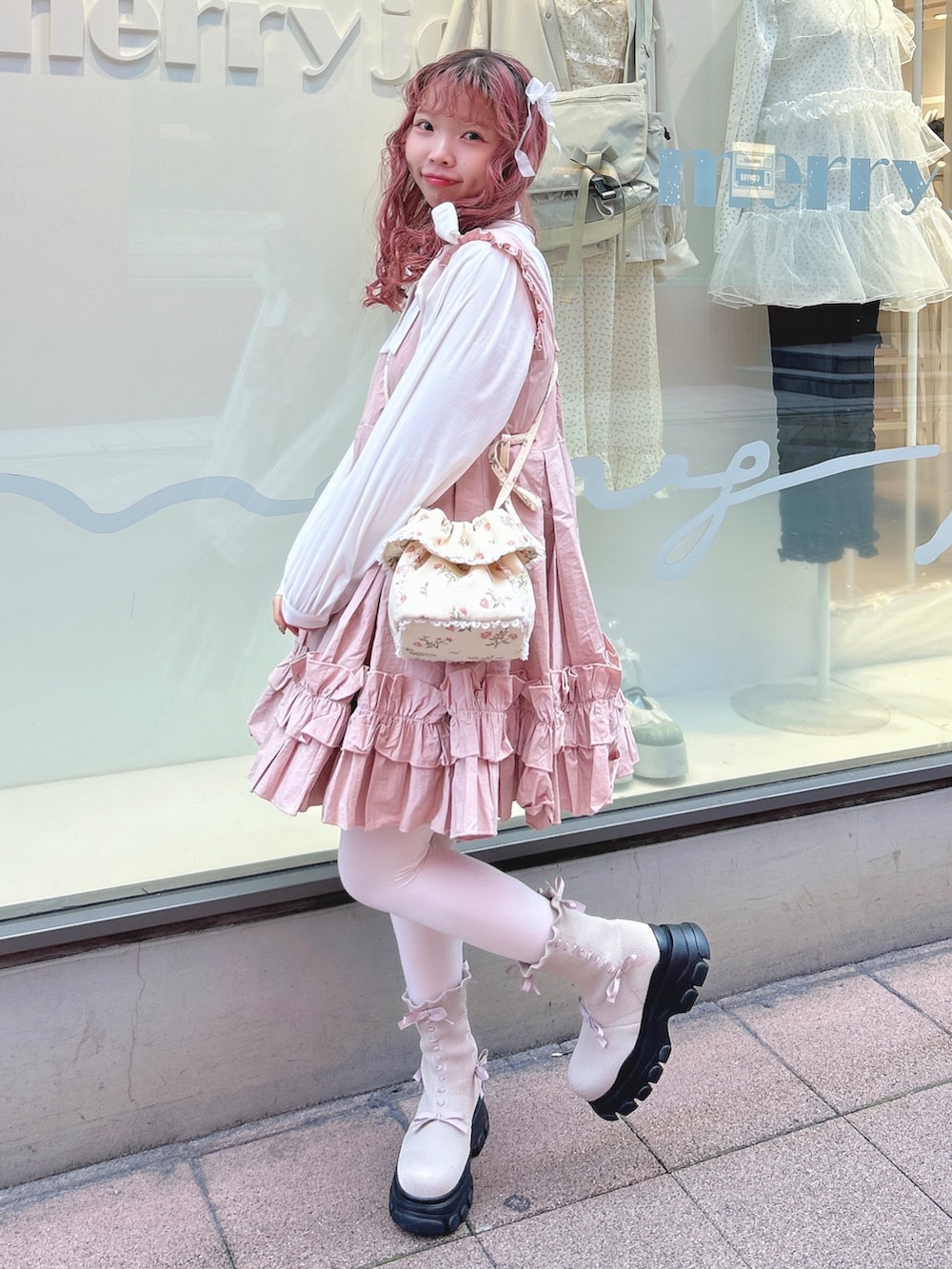 ホワイト系のシャツ/ブラウス、ピンク系のワンピース、ホワイト系のショルダーバッグを着用したレディースの冬コーディネートの3枚目の写真