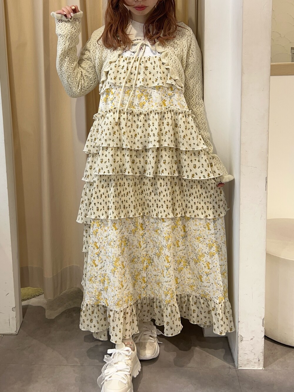 ホワイト系のカーディガン/ボレロ、ベージュ系のTシャツ/カットソー、その他のワンピースを着用したレディースの春コーディネートの2枚目の写真