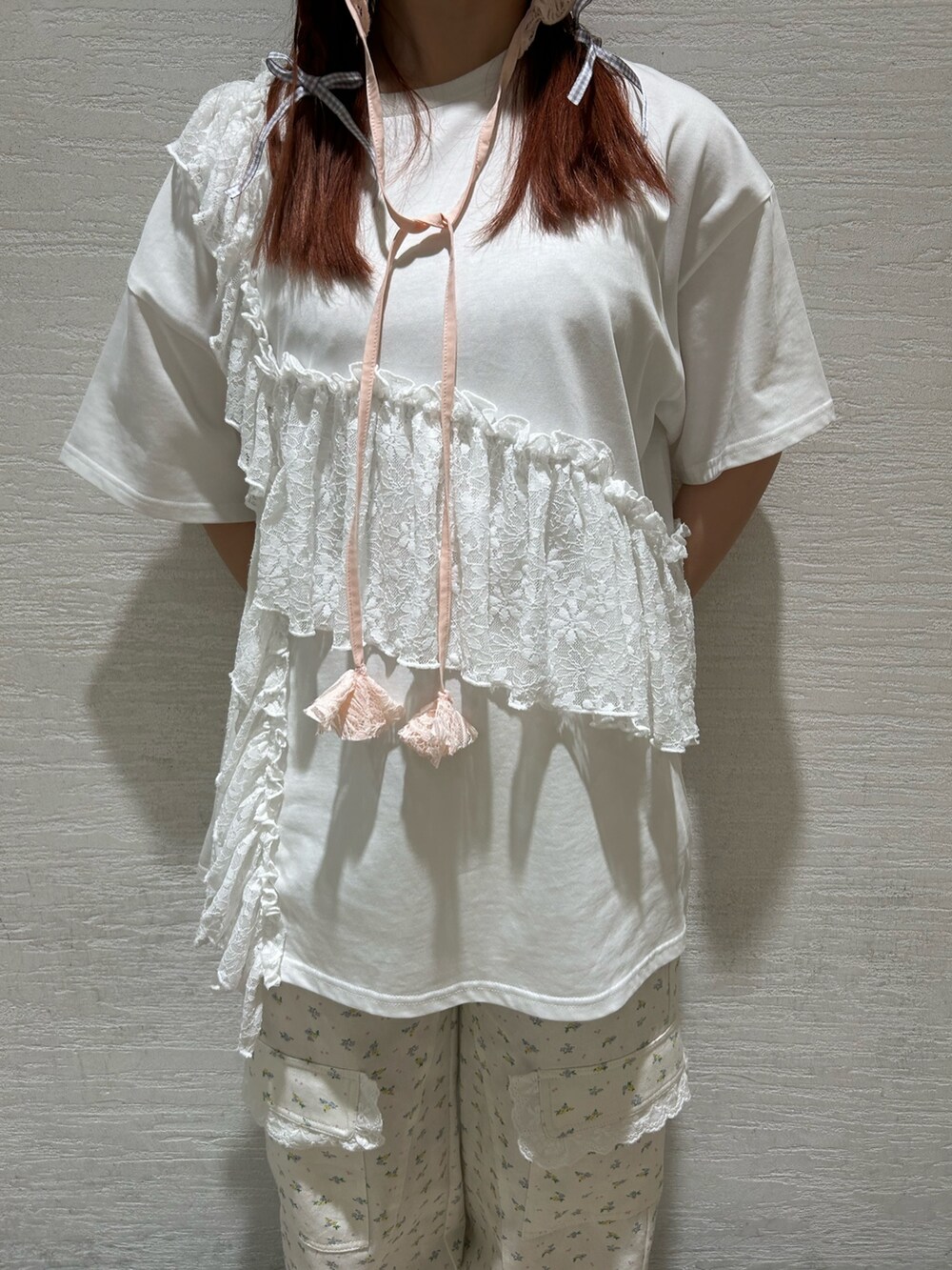 ホワイト系のTシャツ/カットソー、ホワイト系のカーゴパンツ、ホワイト系のスニーカーを着用したレディースの春コーディネートの8枚目の写真