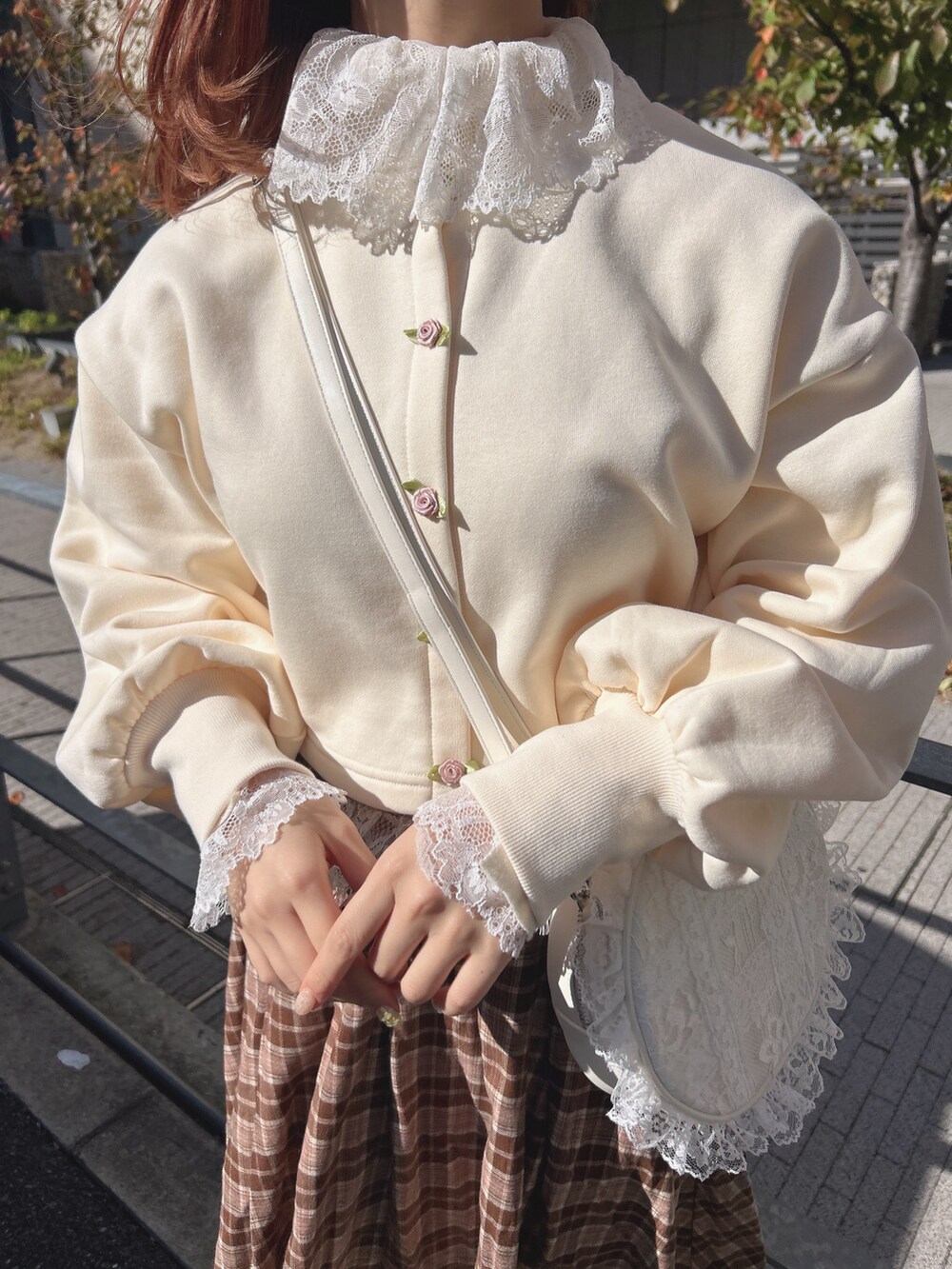 ホワイト系のショルダーバッグ、ホワイト系のカーディガン/ボレロ、ホワイト系のニット/セーターを着用したレディースの秋コーディネートの6枚目の写真