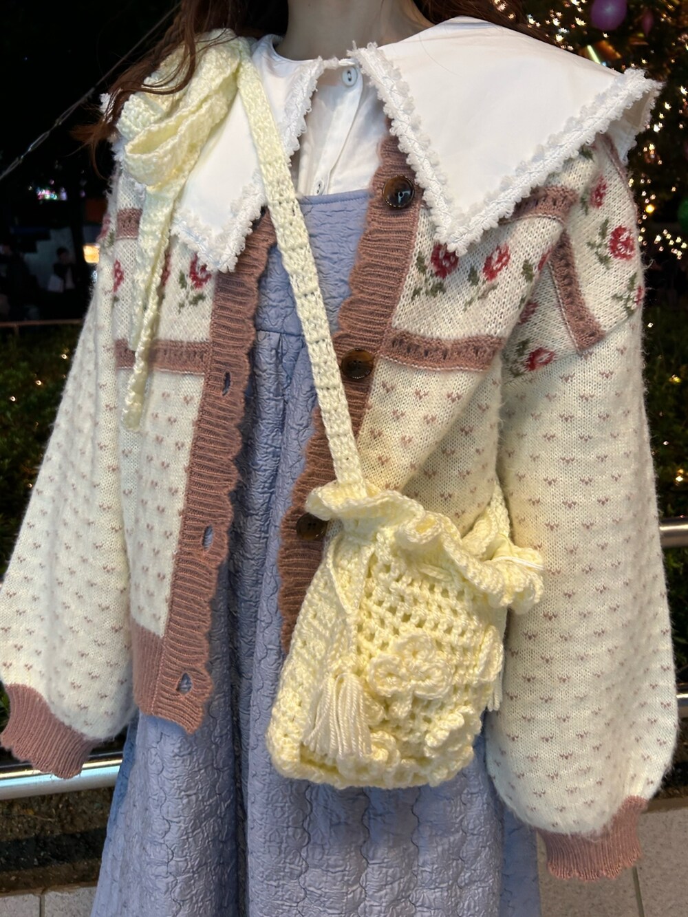 ホワイト系のシャツ/ブラウス、ピンク系のカーディガン/ボレロ、ホワイト系のハンドバッグを着用したレディースの秋コーディネートの4枚目の写真