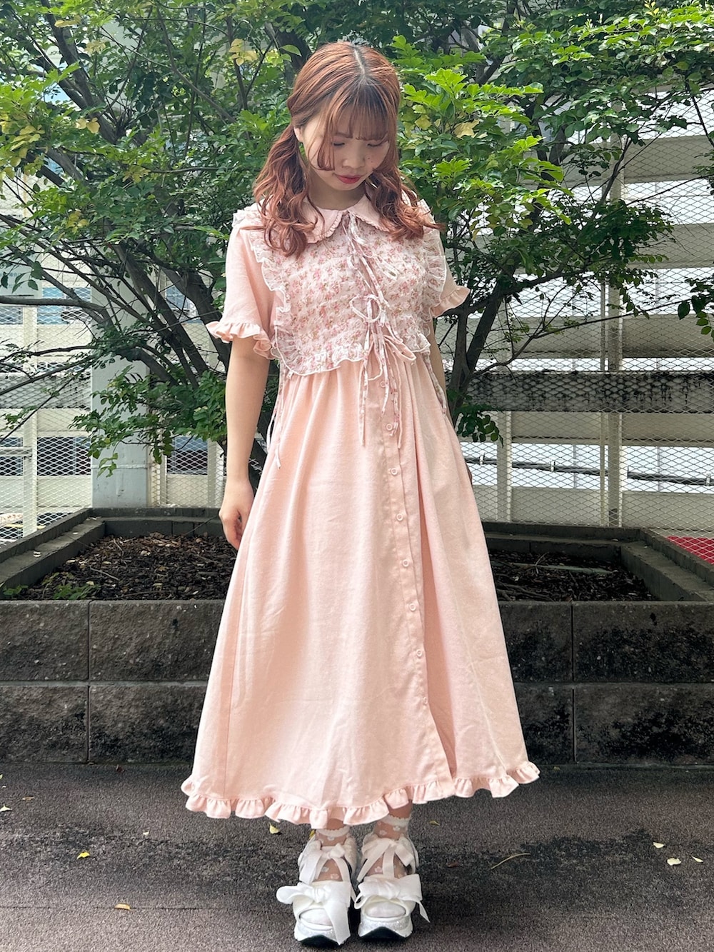 ピンク系のワンピース、ホワイト系のサンダル、ホワイト系の付け襟を着用したレディースの夏コーディネートの2枚目の写真