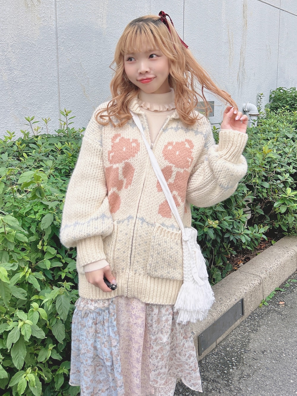 ホワイト系のカーディガン/ボレロ、ホワイト系のニット/セーター、ホワイト系のスカートを着用したレディースの秋コーディネートの5枚目の写真