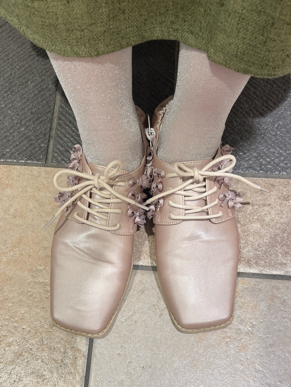 ピンク系のブルゾン、ホワイト系のニット/セーター、グリーン系のスカートを着用したレディースの秋コーディネートの10枚目の写真