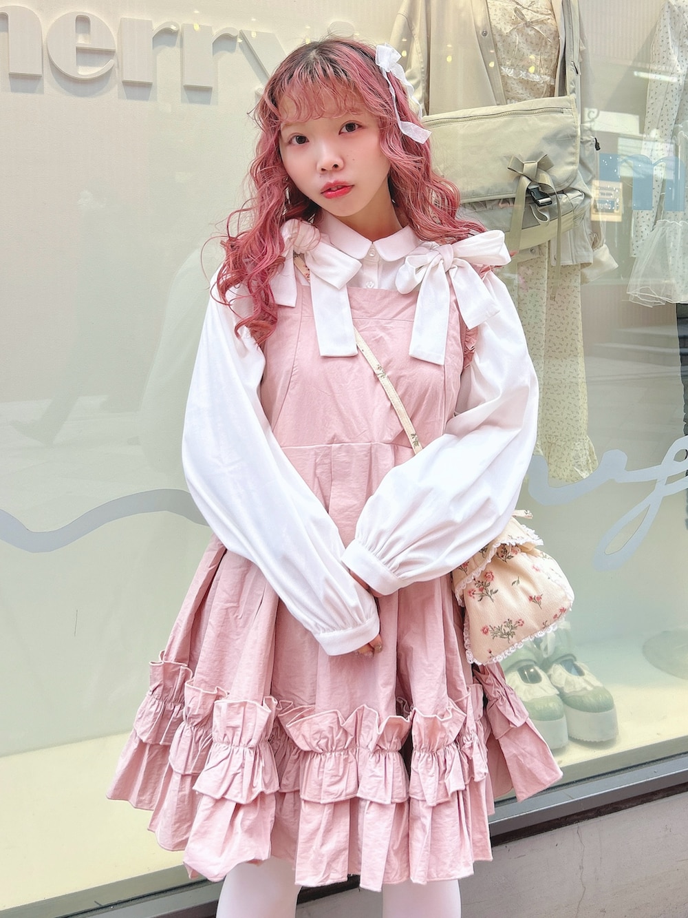 ホワイト系のシャツ/ブラウス、ピンク系のワンピース、ホワイト系のショルダーバッグを着用したレディースの冬コーディネートの7枚目の写真