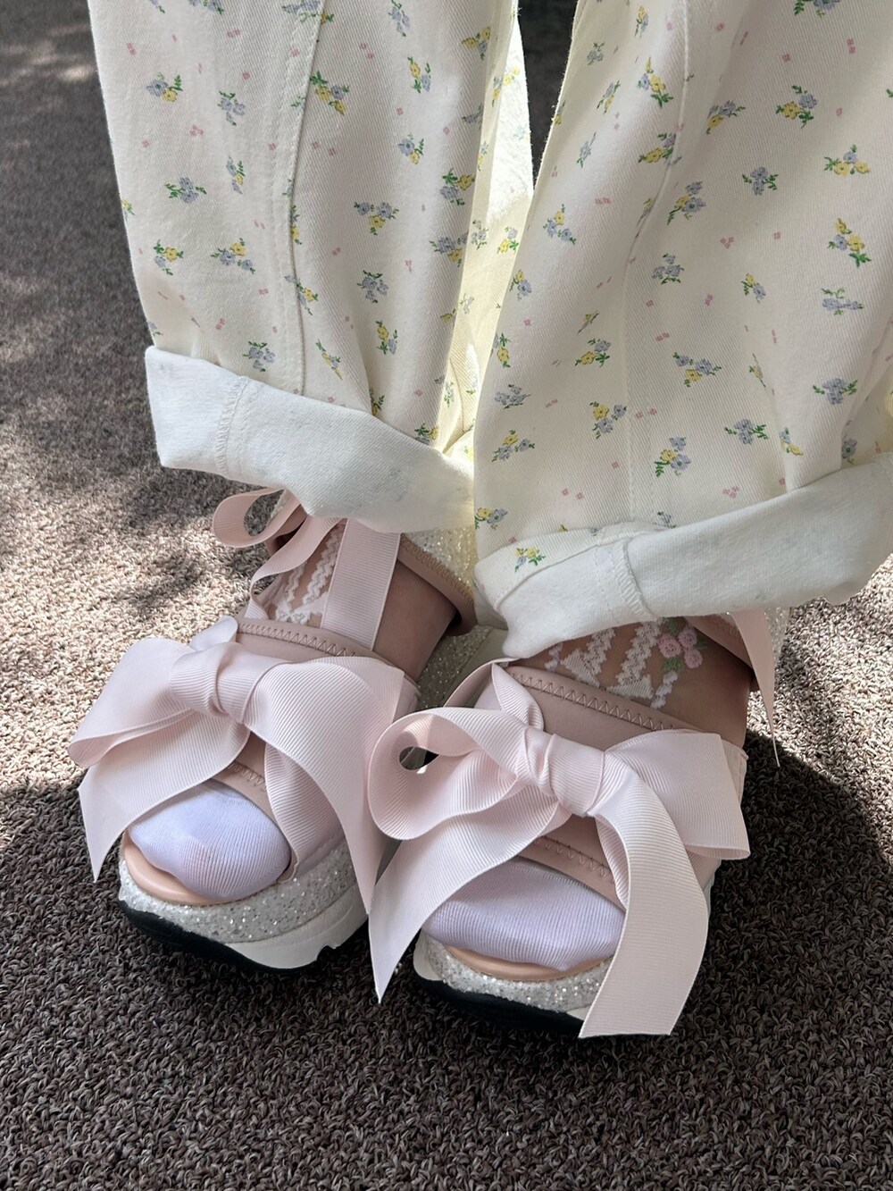 ホワイト系のカーゴパンツ、ホワイト系のワンピース、ピンク系のサンダルを着用したレディースの春コーディネートの10枚目の写真