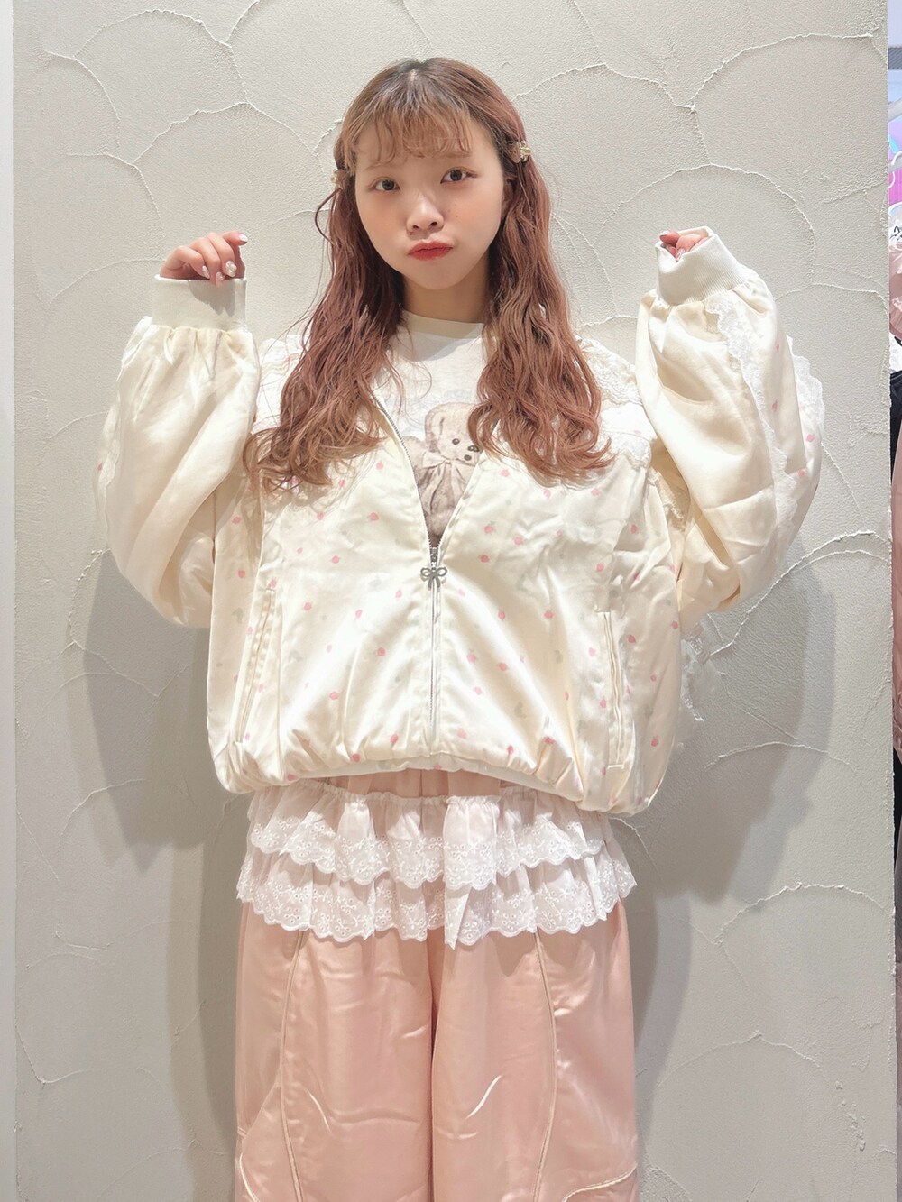 ピンク系のブルゾン、ピンク系のその他パンツ、ベージュ系のTシャツ/カットソーを着用したレディースの秋コーディネートの6枚目の写真