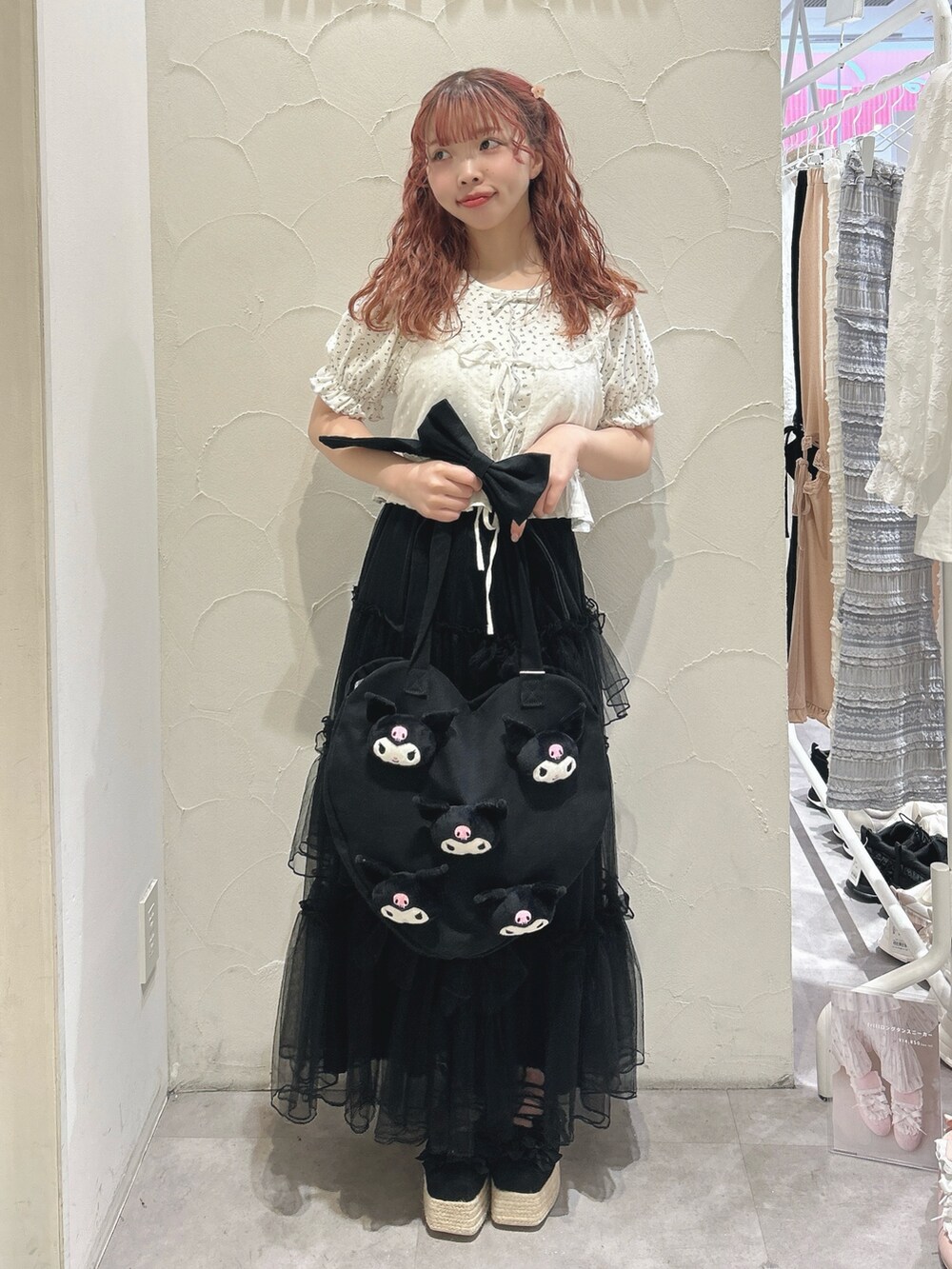 ホワイト系のシャツ/ブラウス、ブラック系のスカート、ブラック系のトートバッグを着用したレディースの春コーディネートの2枚目の写真