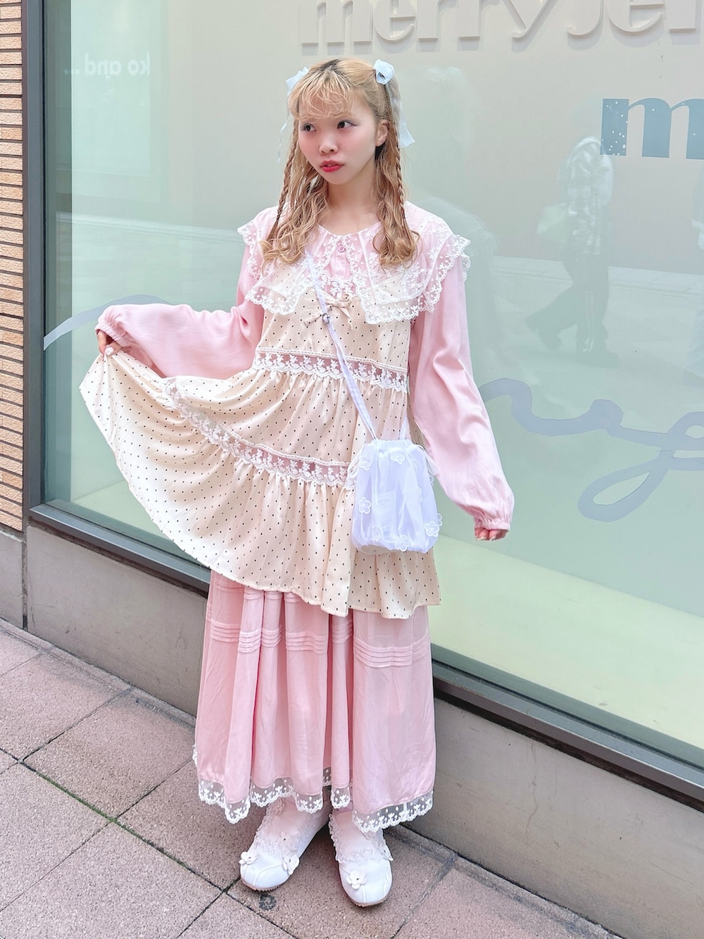 ピンク系のワンピース、ホワイト系のワンピース、ホワイト系のハンドバッグを着用したレディースの冬コーディネートの2枚目の写真