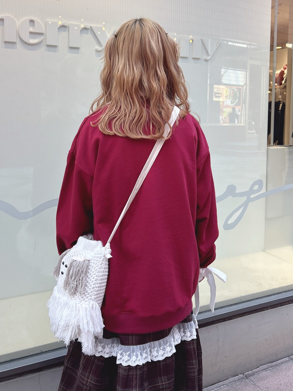 レッド系のスウェット、ホワイト系のシャツ/ブラウス、ブラウン系のスカートを着用したレディースの秋コーディネートの6枚目の写真