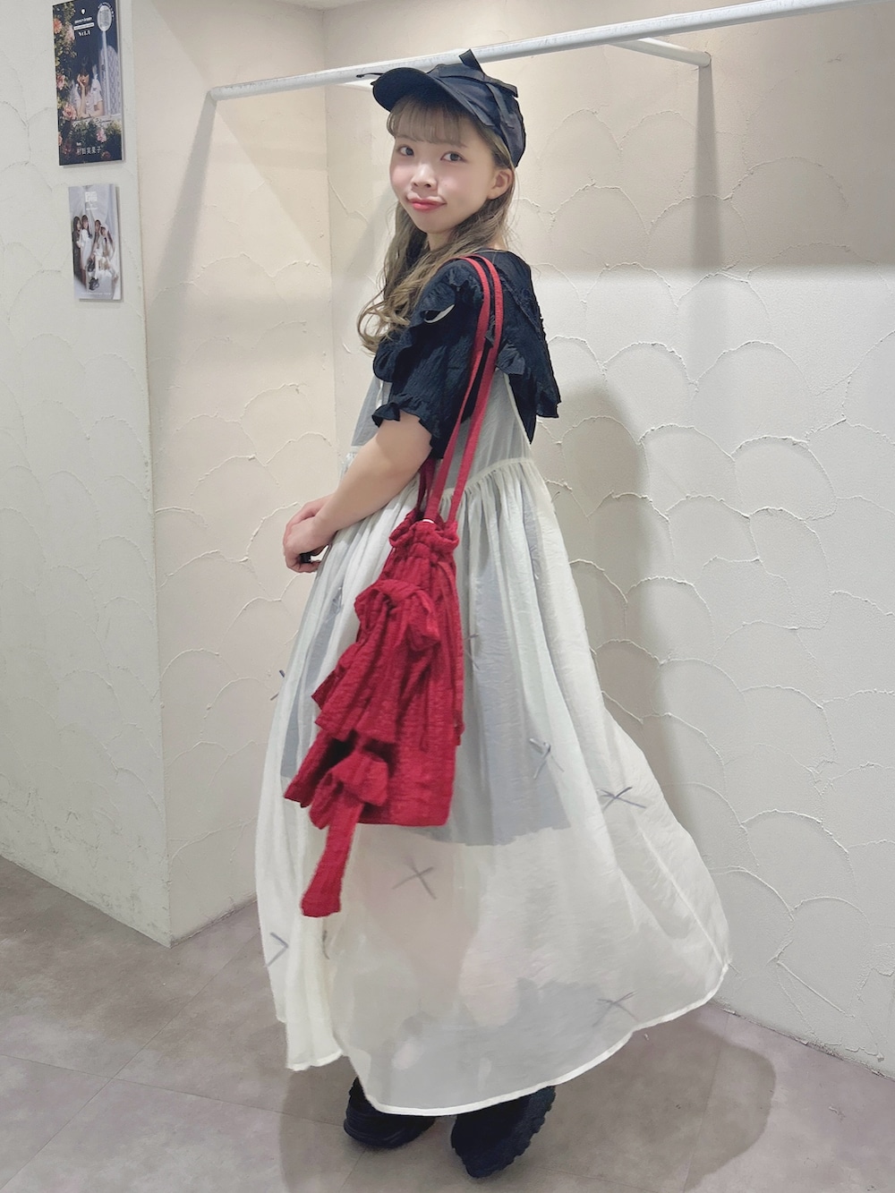 ホワイト系のワンピース、ブラック系のワンピース、レッド系のトートバッグを着用したレディースの夏コーディネートの2枚目の写真