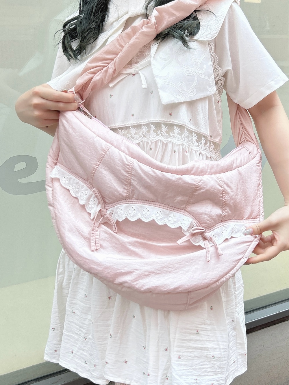 ピンク系のキャミソール、ホワイト系のワンピース、ピンク系のショルダーバッグを着用したレディースの夏コーディネートの8枚目の写真