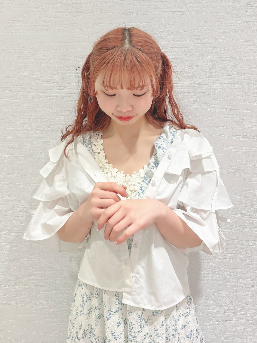 ホワイト系のワンピース、ホワイト系のシャツ/ブラウス、ブルー系のサンダルを着用したレディースの春コーディネートの6枚目の写真