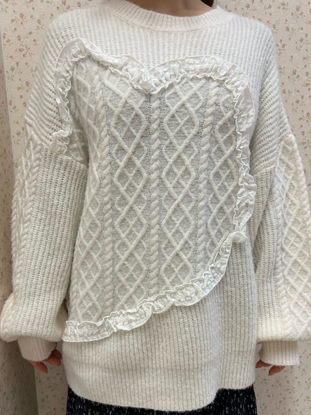 ピンク系のブルゾン、ホワイト系のニット/セーター、ブラック系のスカートを着用したレディースの冬コーディネートの7枚目の写真