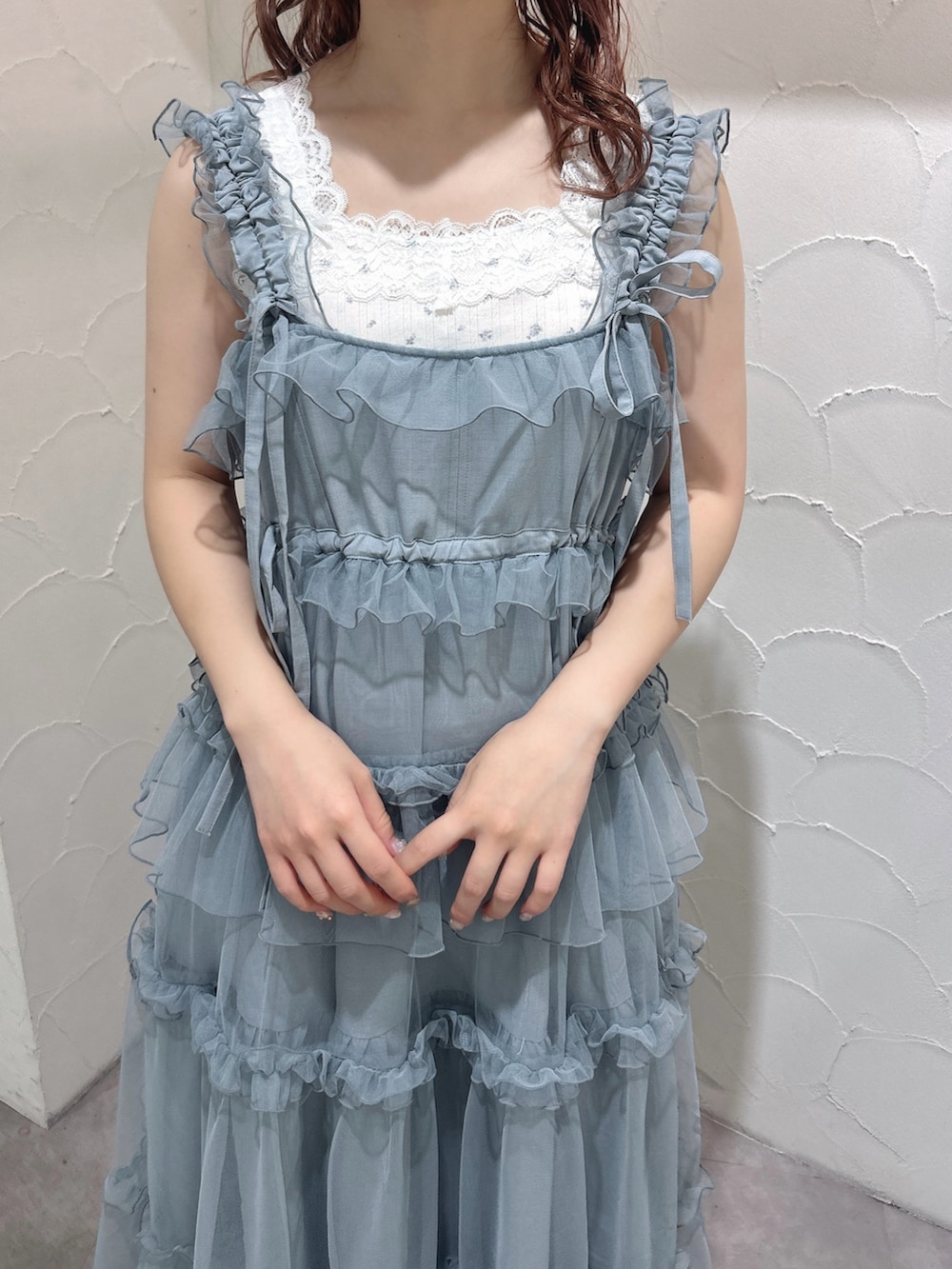 ブルー系のワンピース、ブルー系のキャミソール、ホワイト系のスニーカーを着用したレディースの夏コーディネートの6枚目の写真