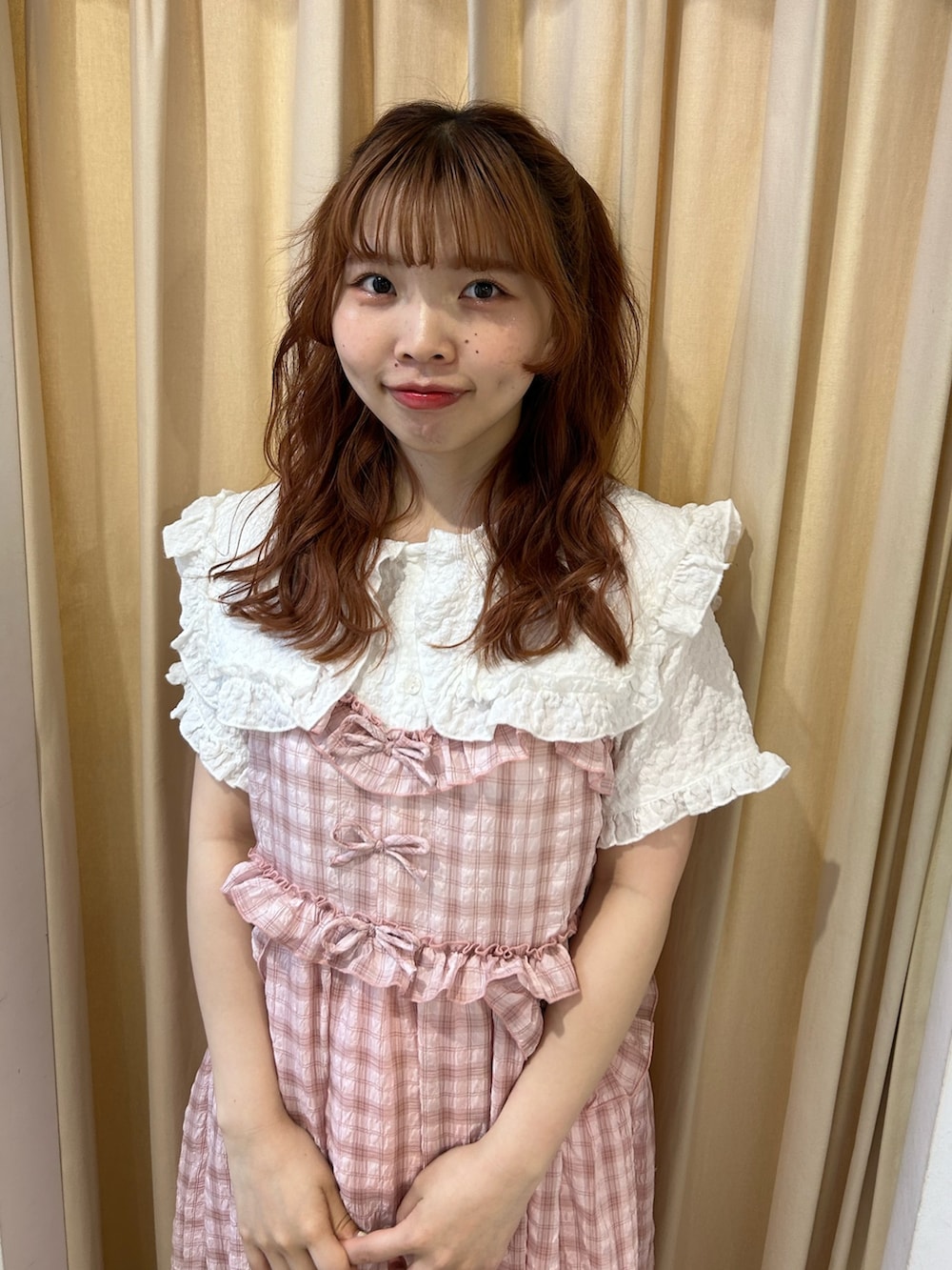 ピンク系のワンピース、ホワイト系のシャツ/ブラウス、ブルー系のサンダルを着用したレディースの夏コーディネートの4枚目の写真