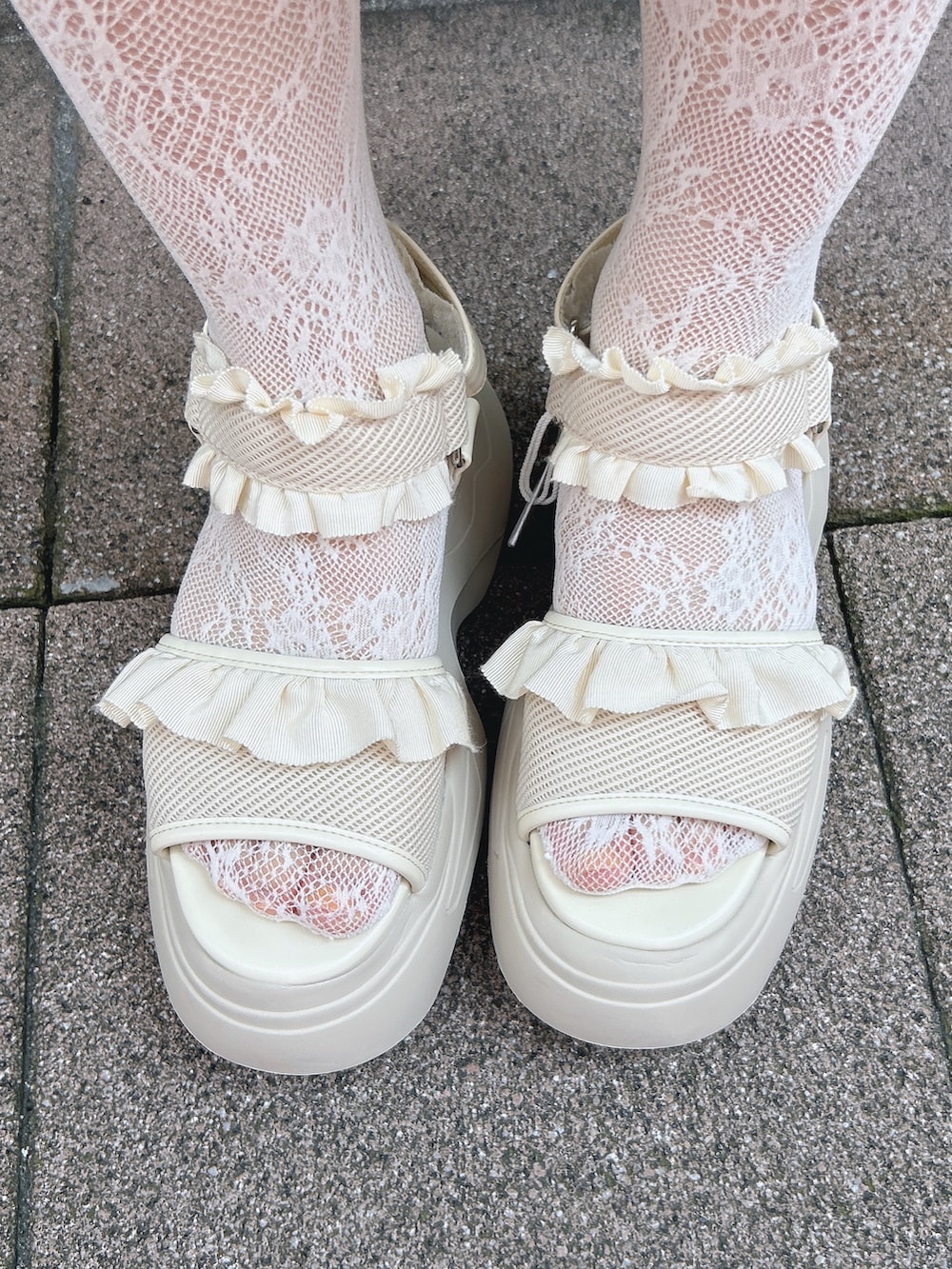 ピンク系のキャミソール、ホワイト系のワンピース、ピンク系のショルダーバッグを着用したレディースの夏コーディネートの10枚目の写真