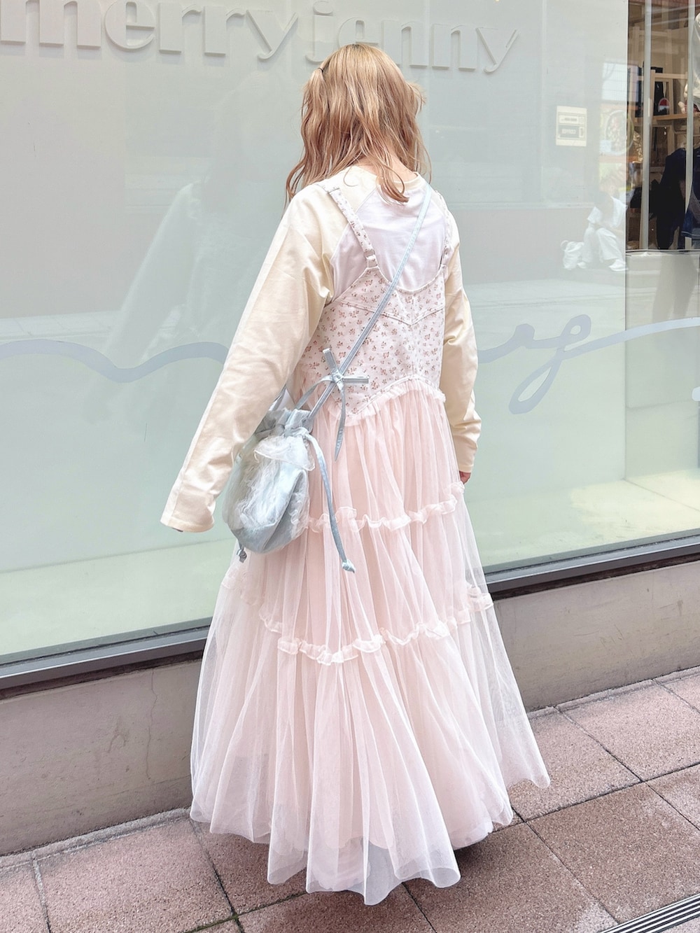 ピンク系のワンピース、イエロー系のTシャツ/カットソー、ブルー系のショルダーバッグを着用したレディースの秋コーディネートの2枚目の写真