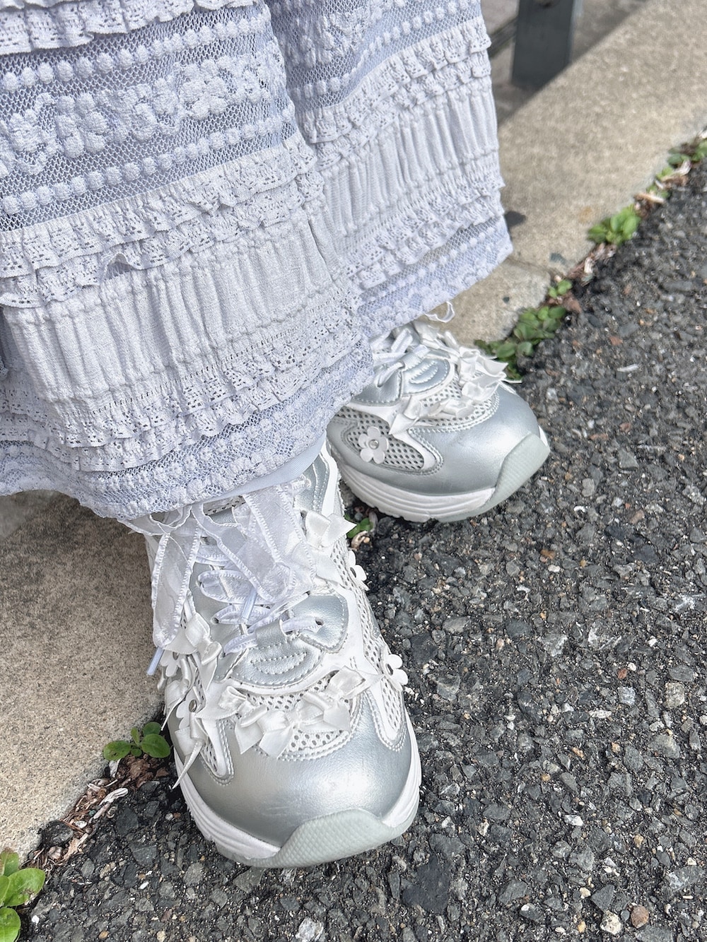 グレー系のスウェット、ピンク系のワンピース、ホワイト系のシャツ/ブラウスを着用したレディースの冬コーディネートの10枚目の写真