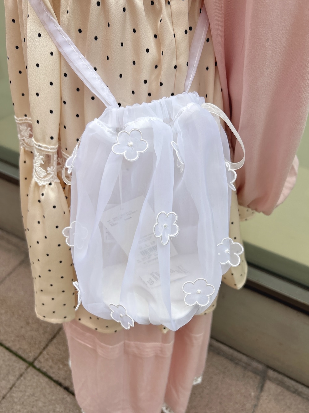 ピンク系のワンピース、ホワイト系のワンピース、ホワイト系のハンドバッグを着用したレディースの冬コーディネートの9枚目の写真