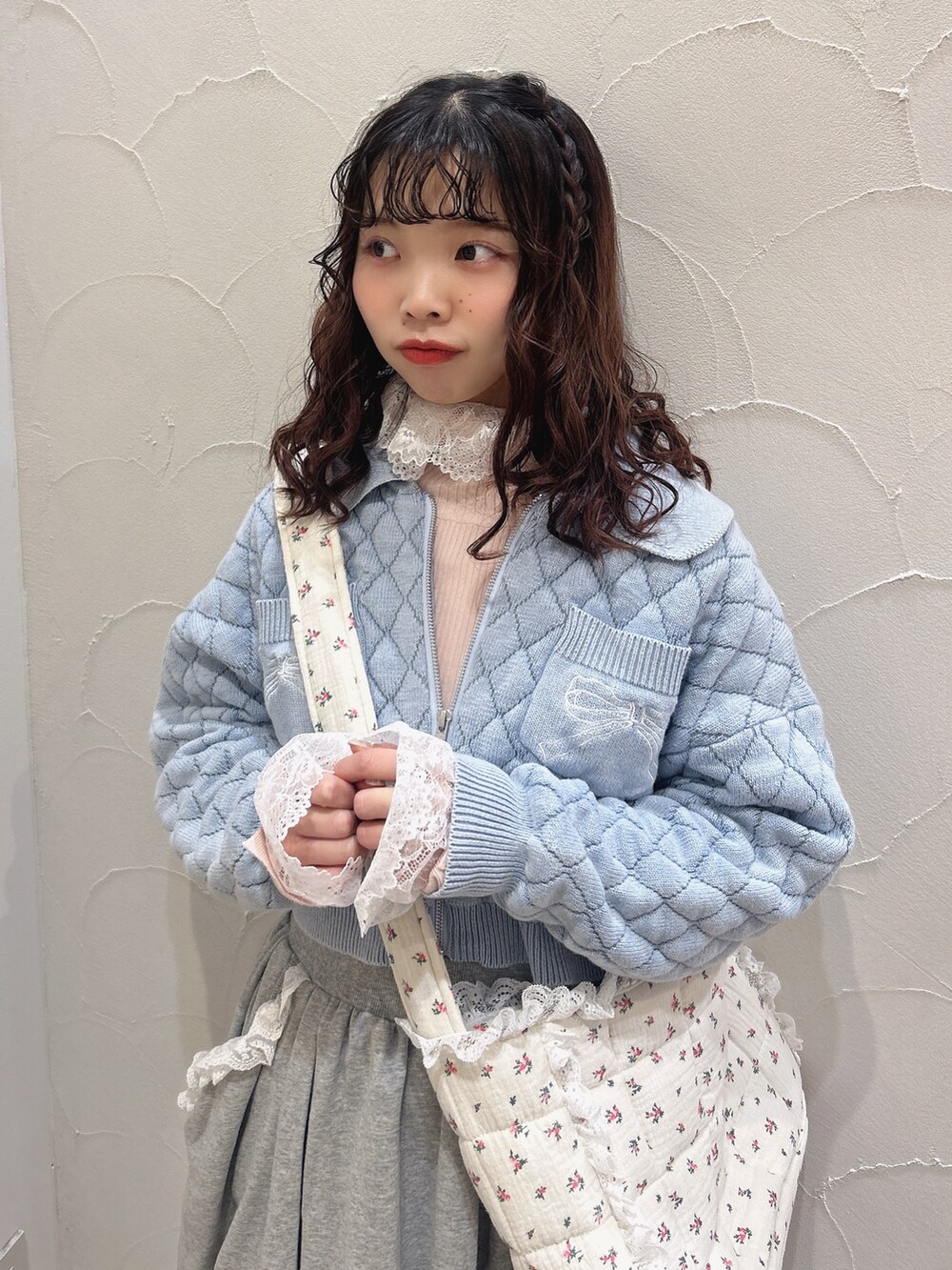 ブルー系のカーディガン/ボレロ、ピンク系のニット/セーター、グレー系のスカートを着用したレディースの冬コーディネートの3枚目の写真