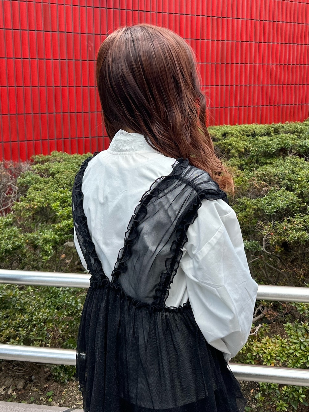 ホワイト系のシャツ/ブラウス、ブラック系のワンピース、ブラック系のデニムパンツを着用したレディースの冬コーディネートの8枚目の写真