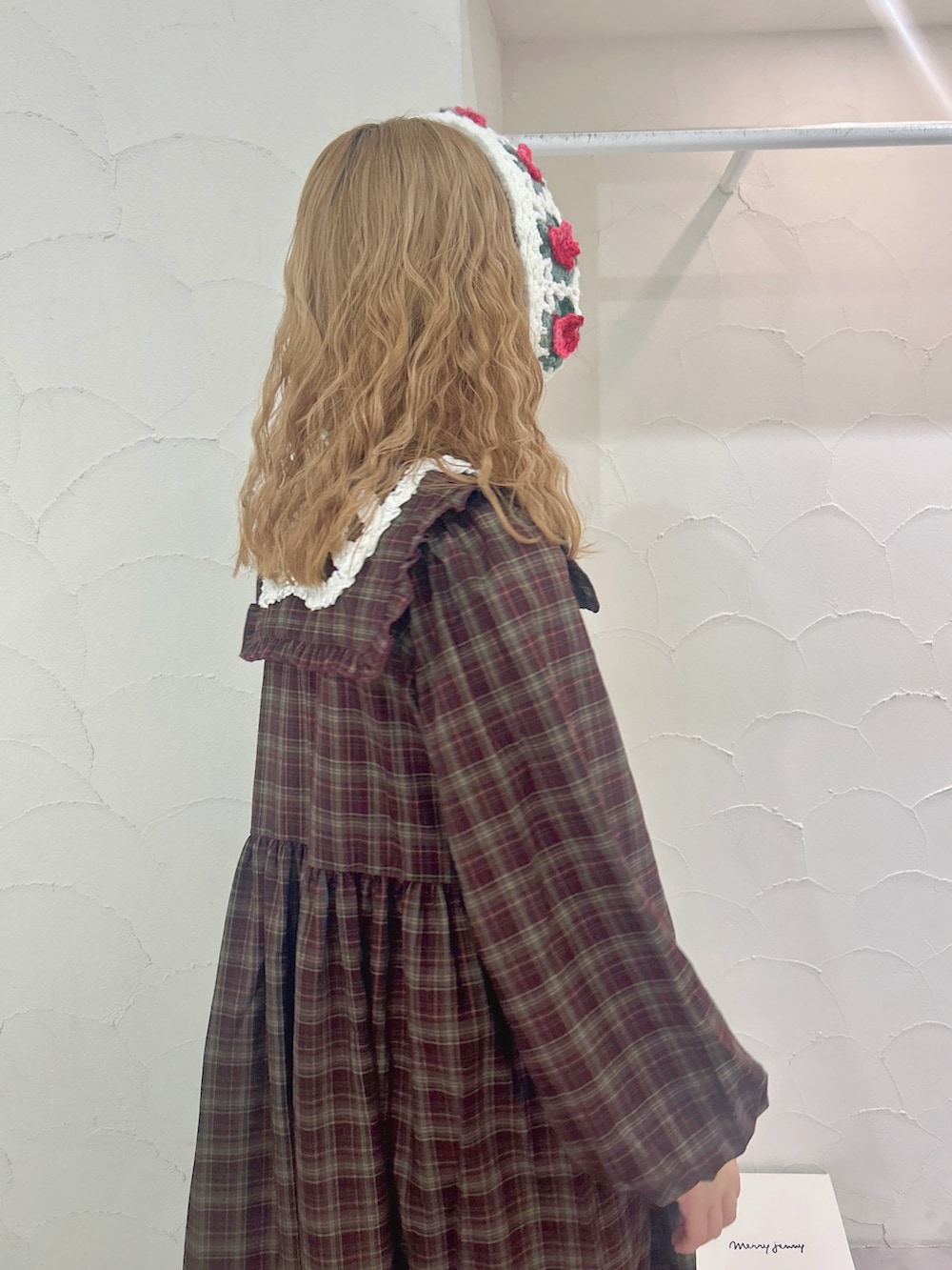 ブラウン系のワンピース、ホワイト系のスニーカー、ホワイト系のカチューシャを着用したレディースの秋コーディネートの7枚目の写真