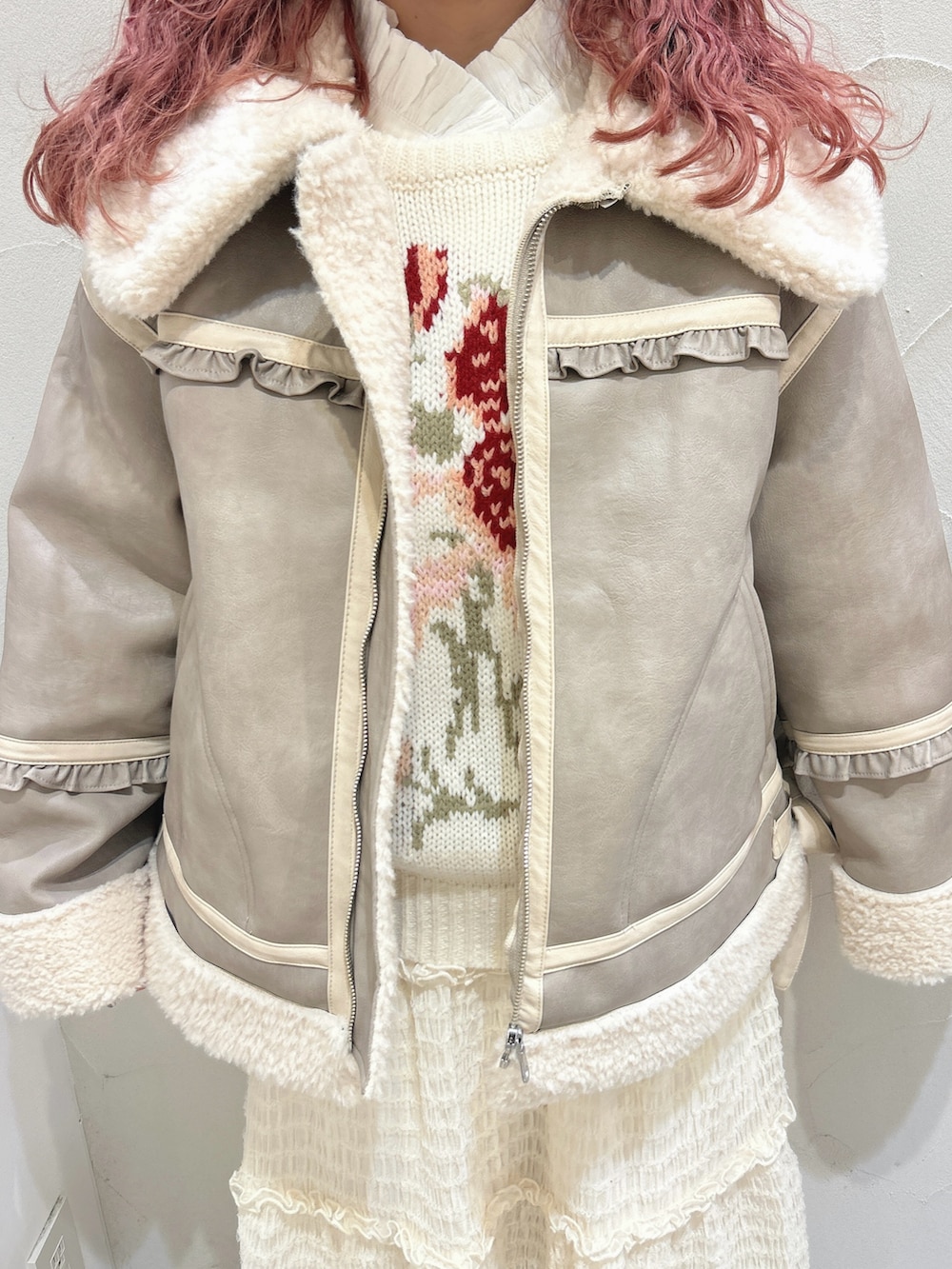 ホワイト系のシャツ/ブラウス、ホワイト系のベスト、ベージュ系のムートンコートを着用したレディースの冬コーディネートの7枚目の写真