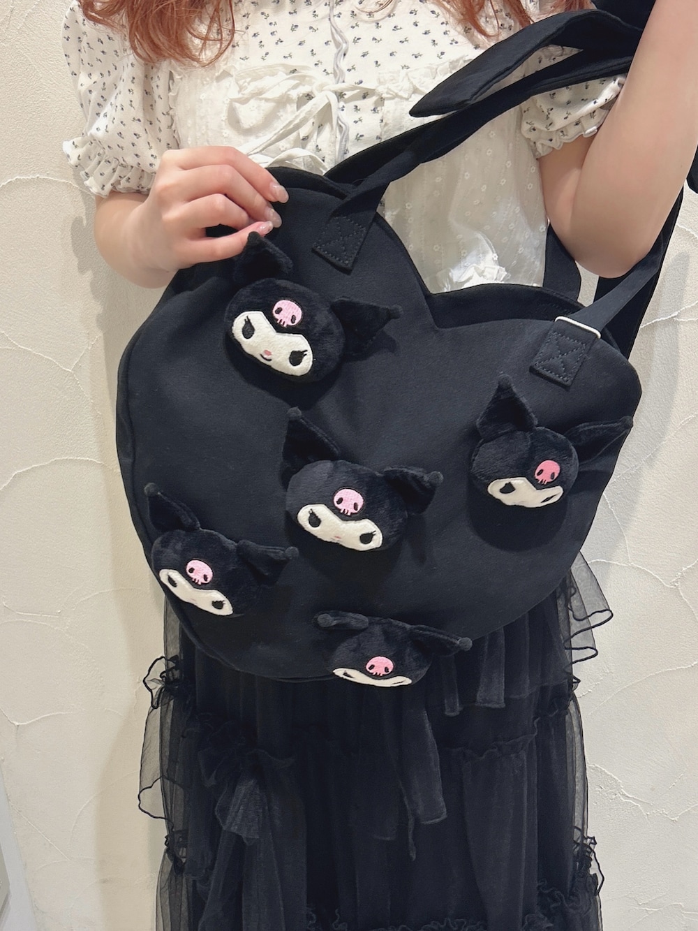 ホワイト系のシャツ/ブラウス、ブラック系のスカート、ブラック系のトートバッグを着用したレディースの春コーディネートの8枚目の写真