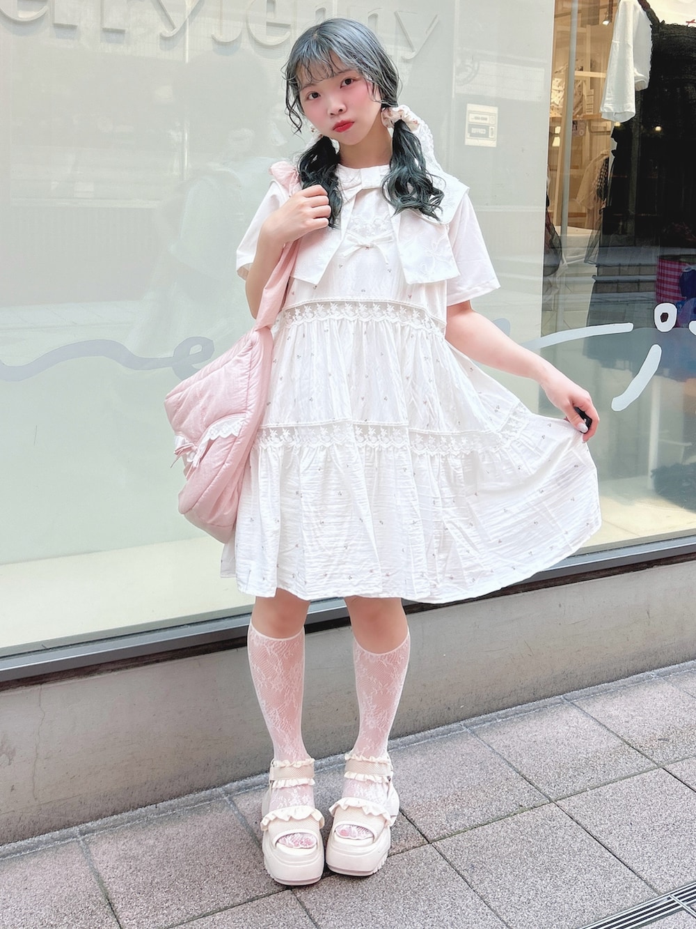 ピンク系のキャミソール、ホワイト系のワンピース、ピンク系のショルダーバッグを着用したレディースの夏コーディネートの4枚目の写真