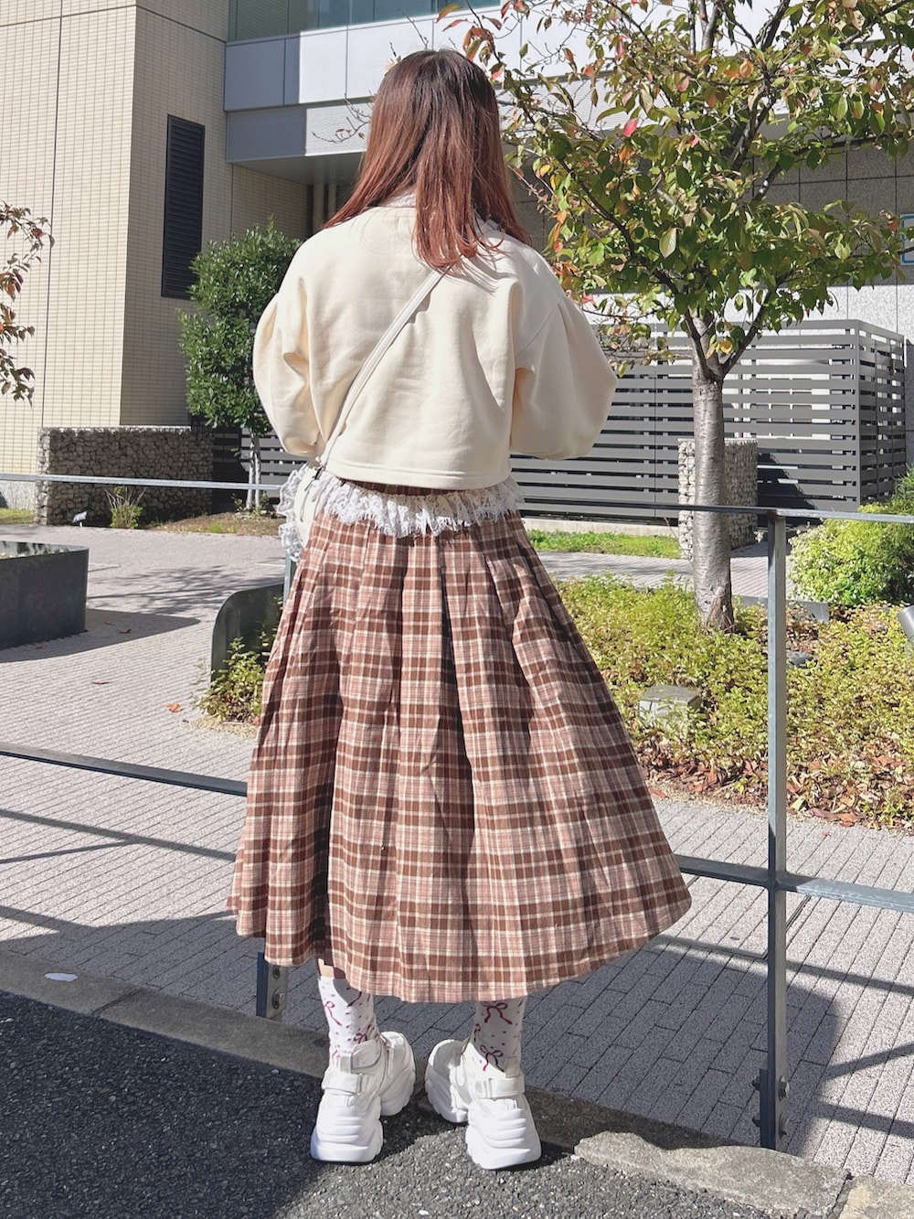 ホワイト系のショルダーバッグ、ホワイト系のカーディガン/ボレロ、ホワイト系のニット/セーターを着用したレディースの秋コーディネートの2枚目の写真