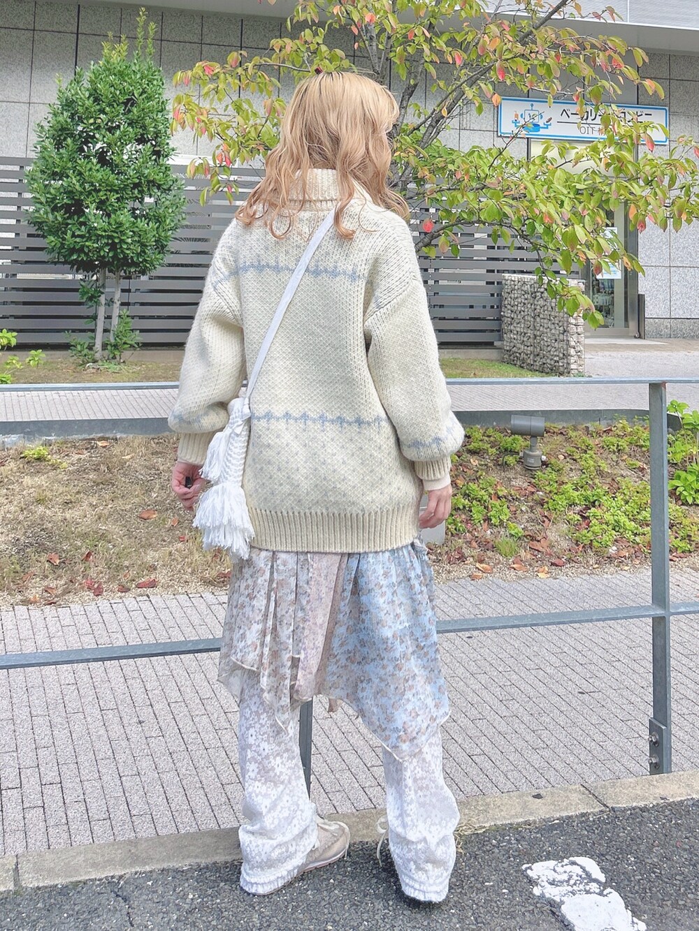 ホワイト系のカーディガン/ボレロ、ホワイト系のニット/セーター、ホワイト系のスカートを着用したレディースの秋コーディネートの3枚目の写真